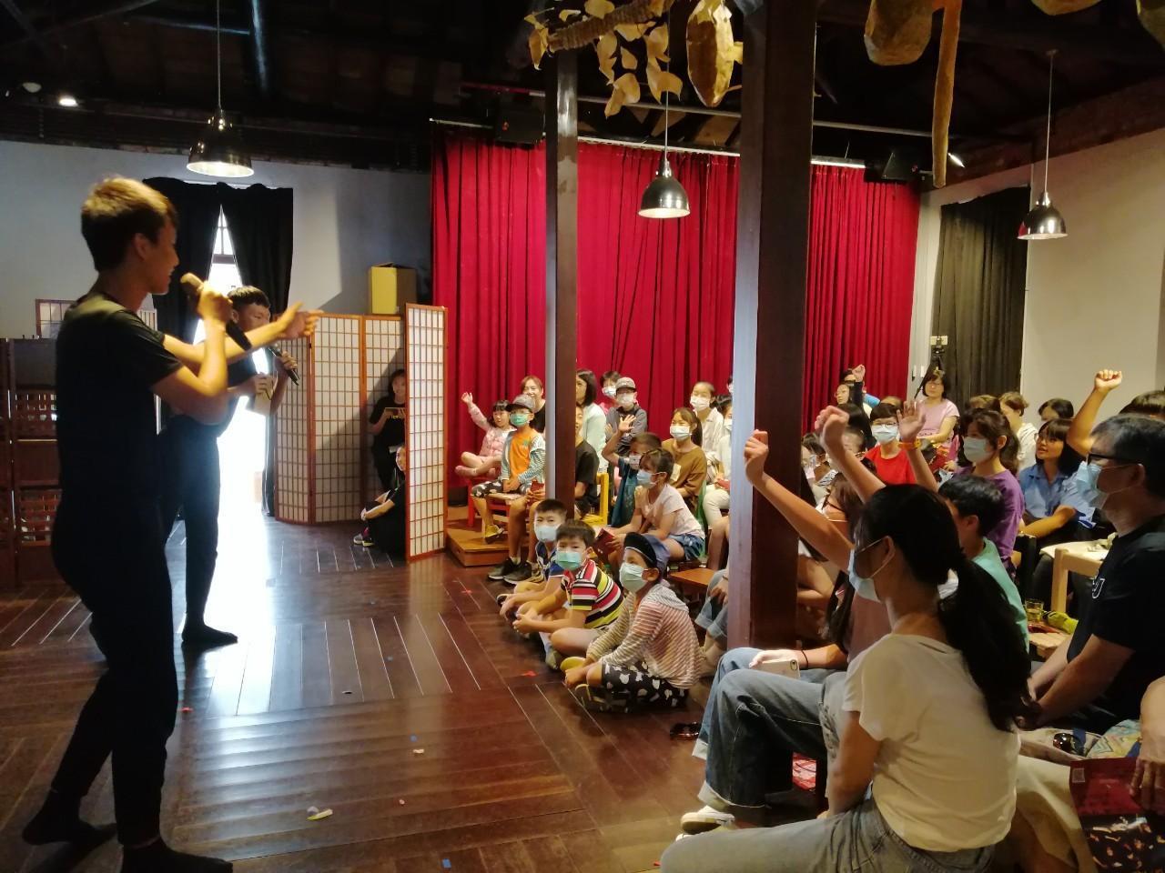 百果樹紅磚屋每年辦理200多場藝文活動,讓在地居民不用跑到外縣市也能觀賞表演、聆聽演講。(翻攝百果樹紅磚屋臉書)