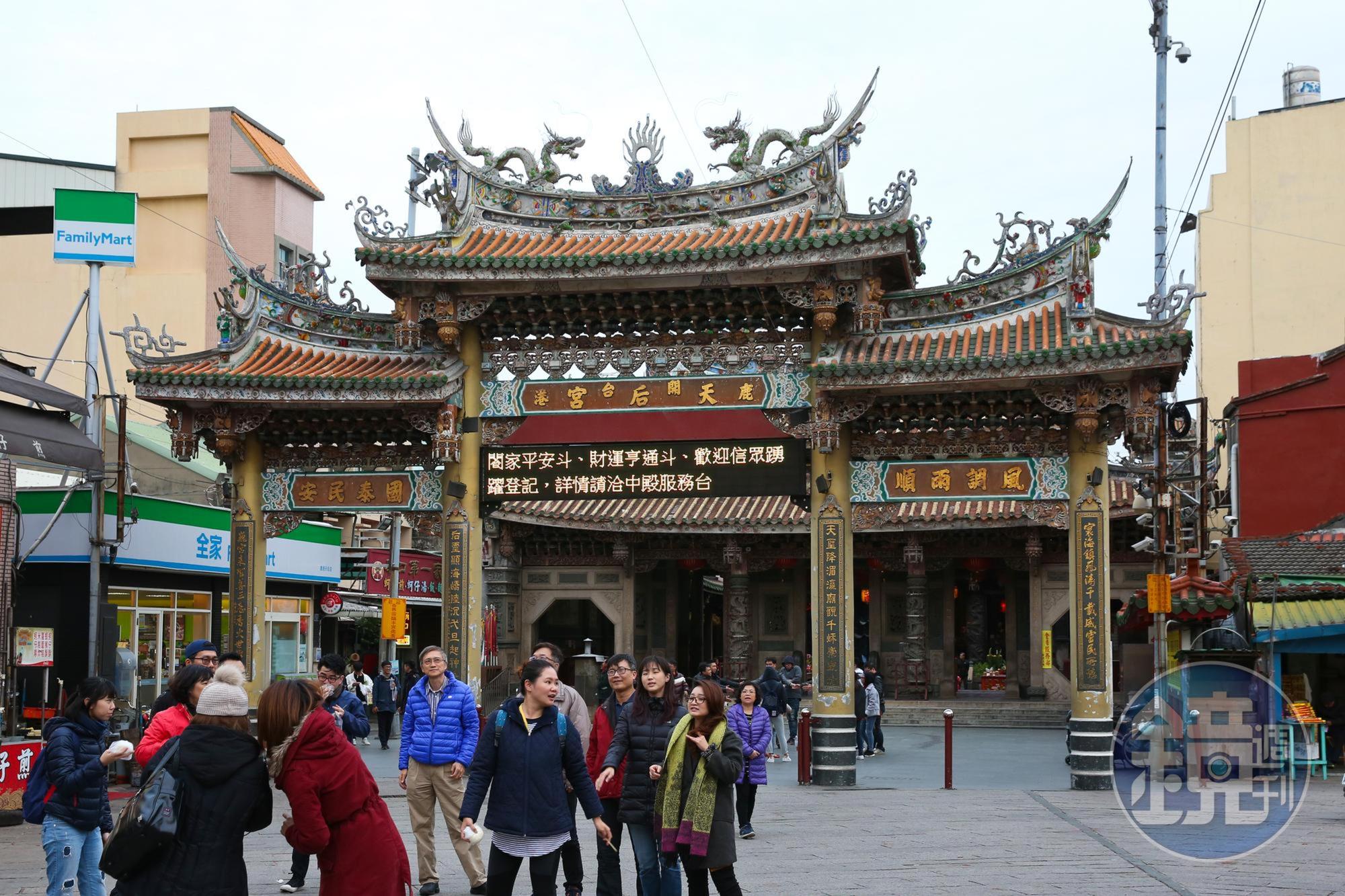 鹿港天后宮香火鼎盛,吸引信徒安太歲、點光明燈,最受矚目財運亨通斗燈的斗首要價50萬元。(本刊資料照)