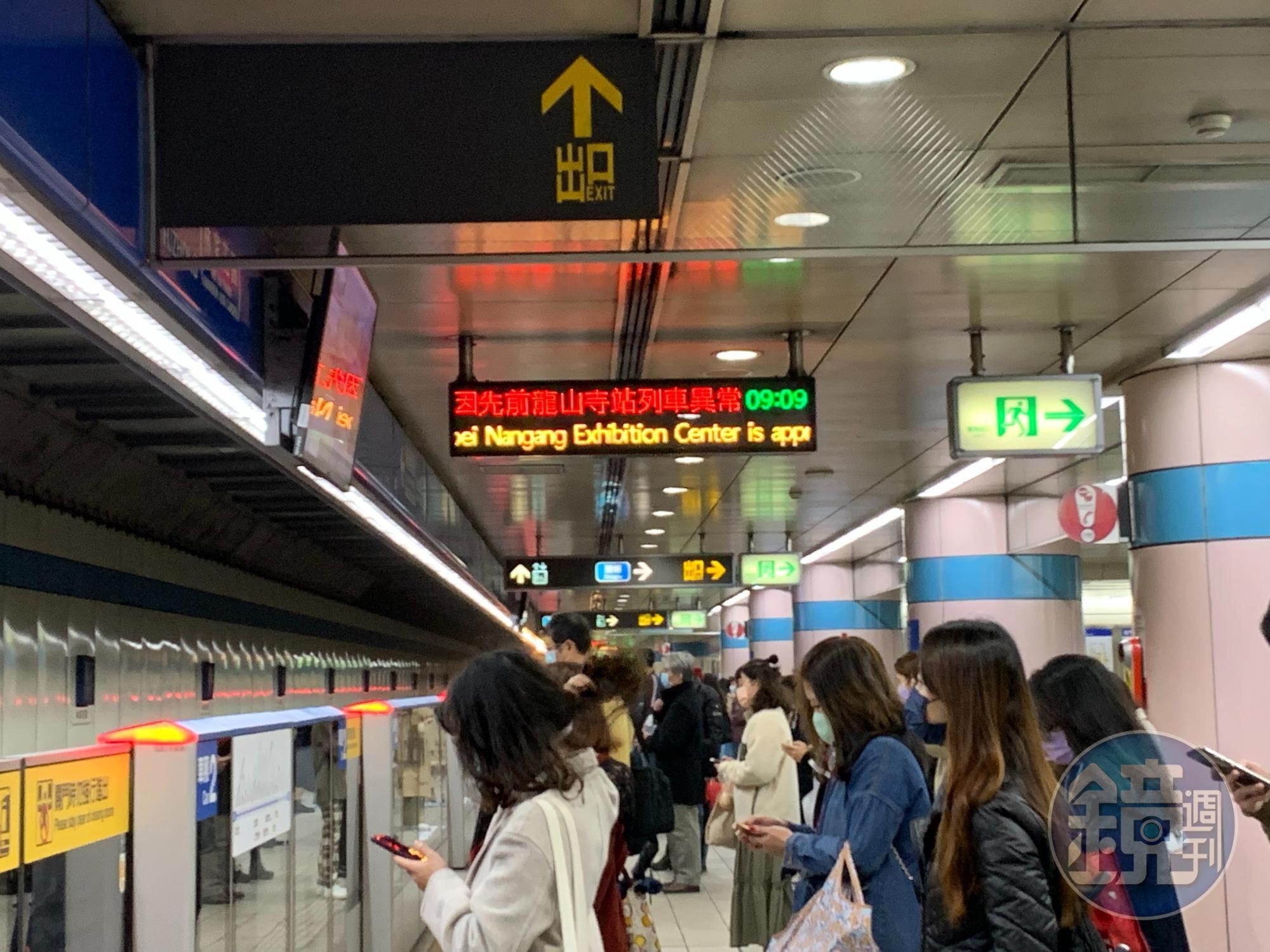 台北捷運板南線龍山寺站今早列車異常,現班距調整中。圖為捷運府中站民眾候車情形。