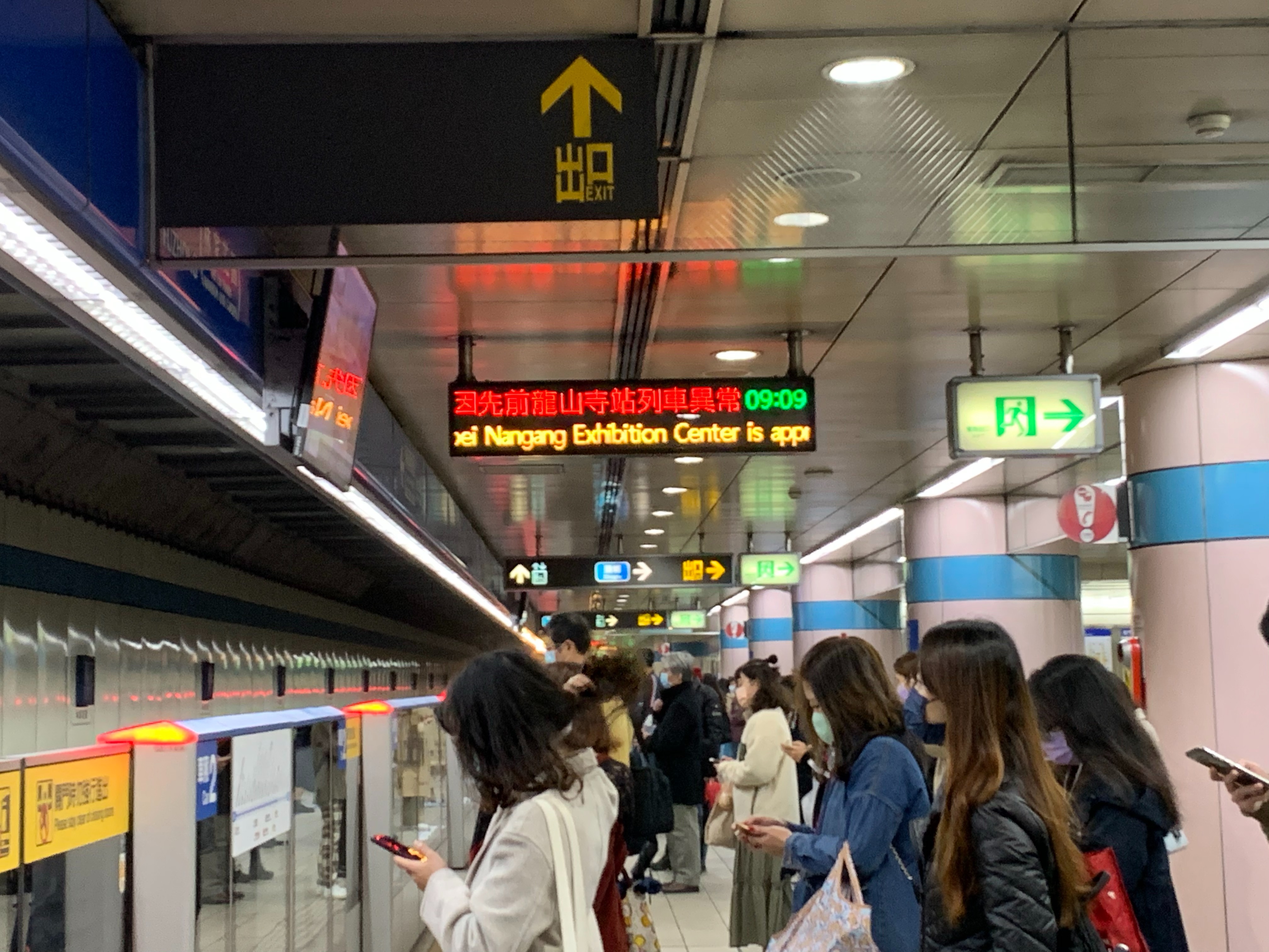 台北捷運板南線龍山寺站今早列車異常，現班距調整中。圖為捷運府中站民眾候車情形。