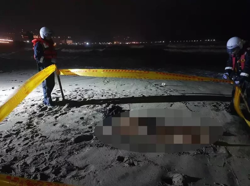 新北市萬里區瑪鋉溪出海口旁沙灘，出現衣著單薄的女浮屍，身分將待相驗釐清。（警方提供）