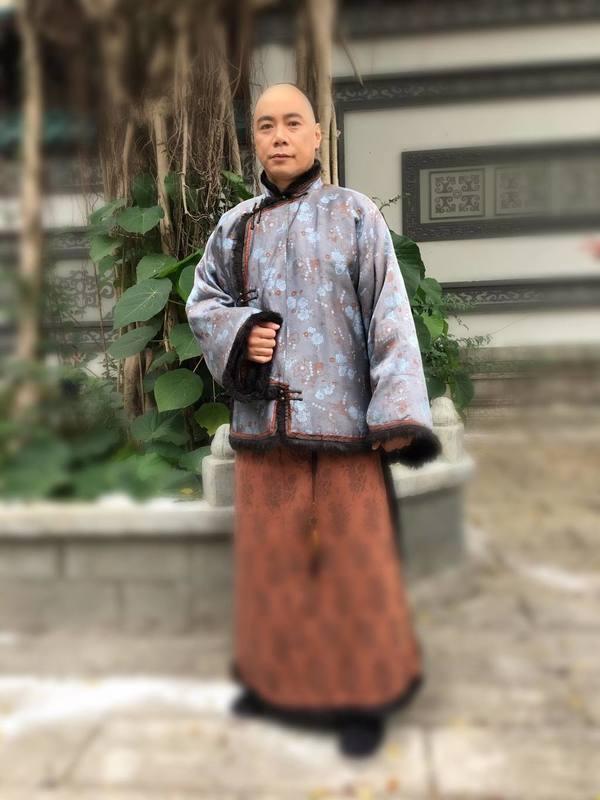 崔錦棠為古裝劇《天命》剃光頭,首度大方展露「真面目」。(翻攝自崔錦棠臉書)