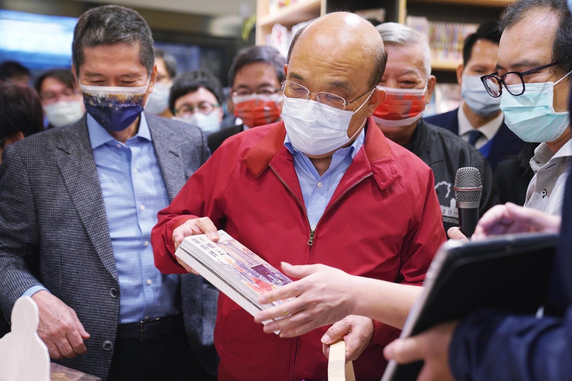 蘇貞昌13日在台灣漫畫基地用三倍券買漫畫給孫女。(翻攝自臺灣漫畫基地 Taiwan Comic Base臉書)