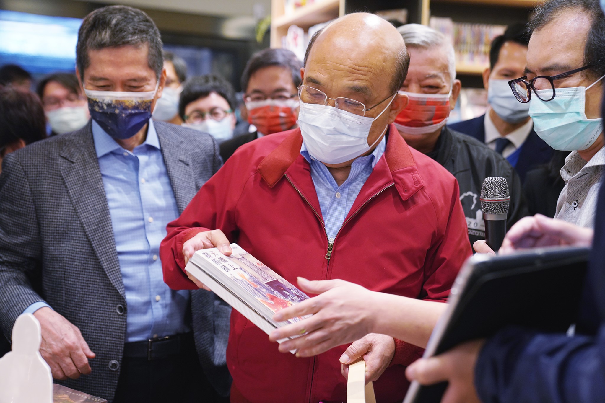 蘇貞昌13日在台灣漫畫基地用三倍券買漫畫給孫女。(翻攝自臺灣漫畫基地 Taiwan Comic Base臉書)