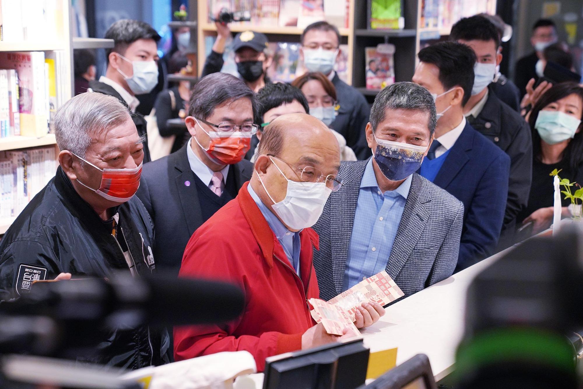蘇貞昌13日在台灣漫畫基地用三倍券買漫畫給孫女。(翻攝自臺灣漫畫基地 Taiwan Comic Base臉書)