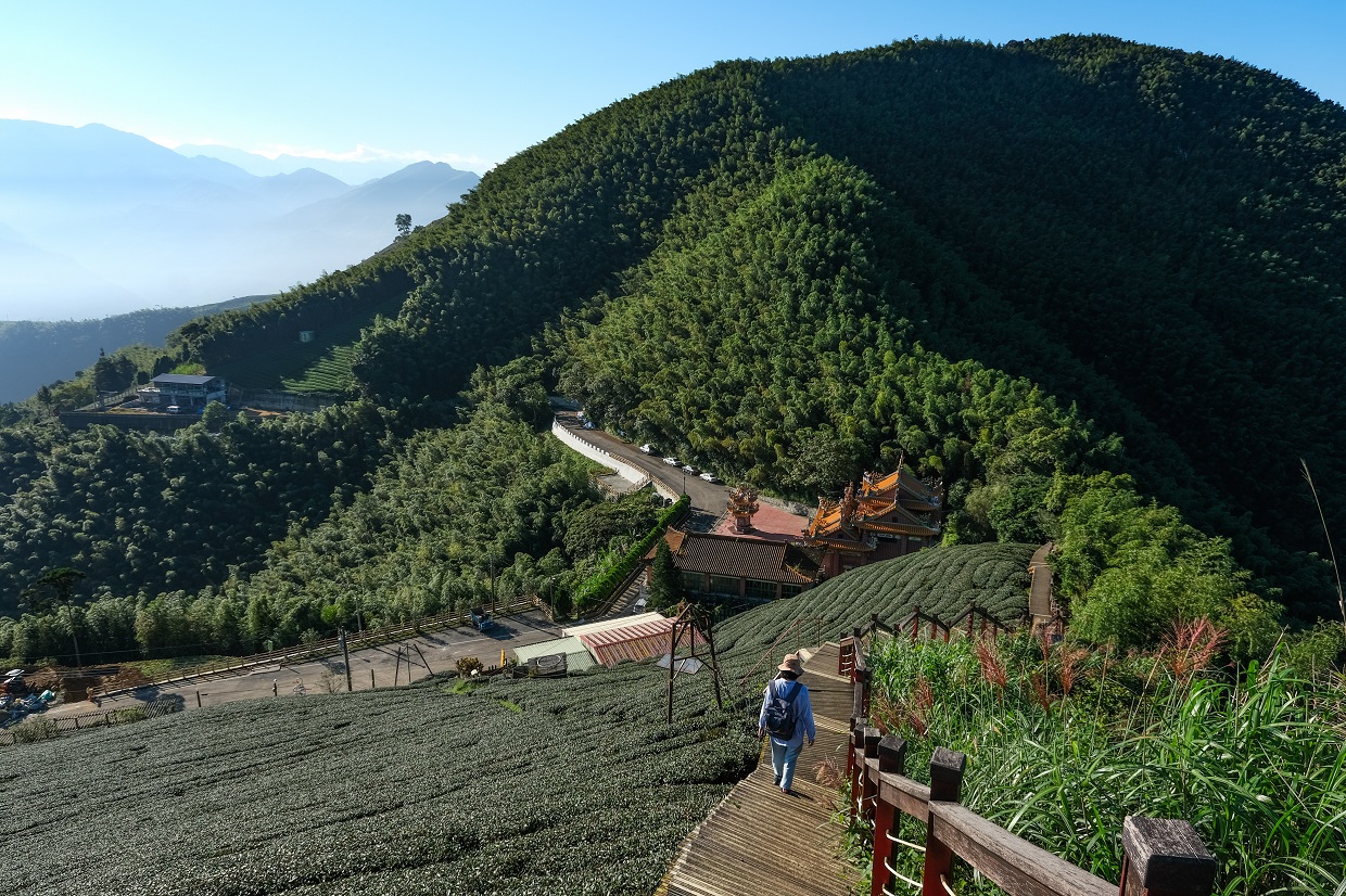 嘉義梅山龍興宮後方即是二尖山步道。