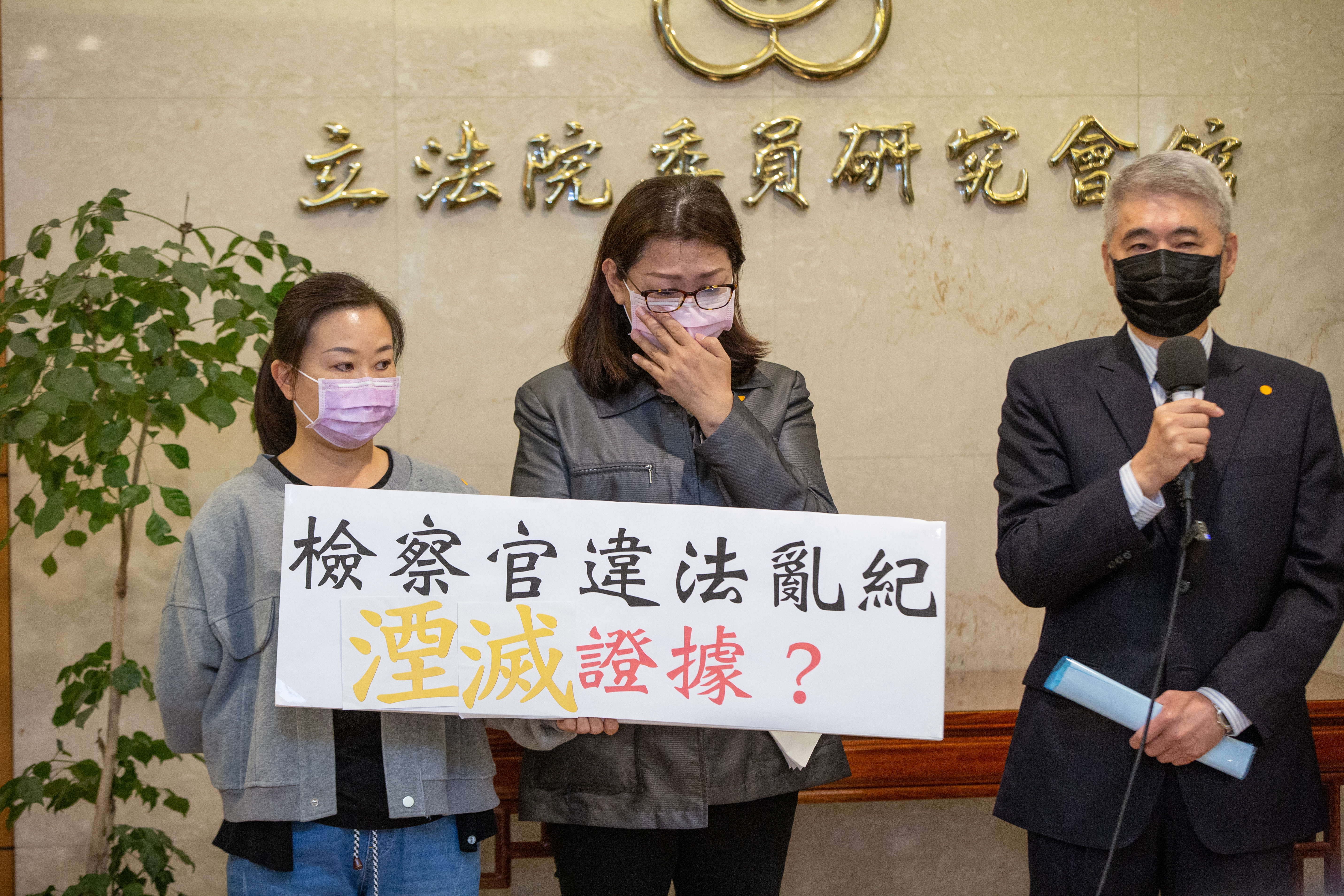 蘇震清妻子（中）與律師（右）本月1日開記者會，宣布蘇震清將絕食抗議。（本刊資料照）