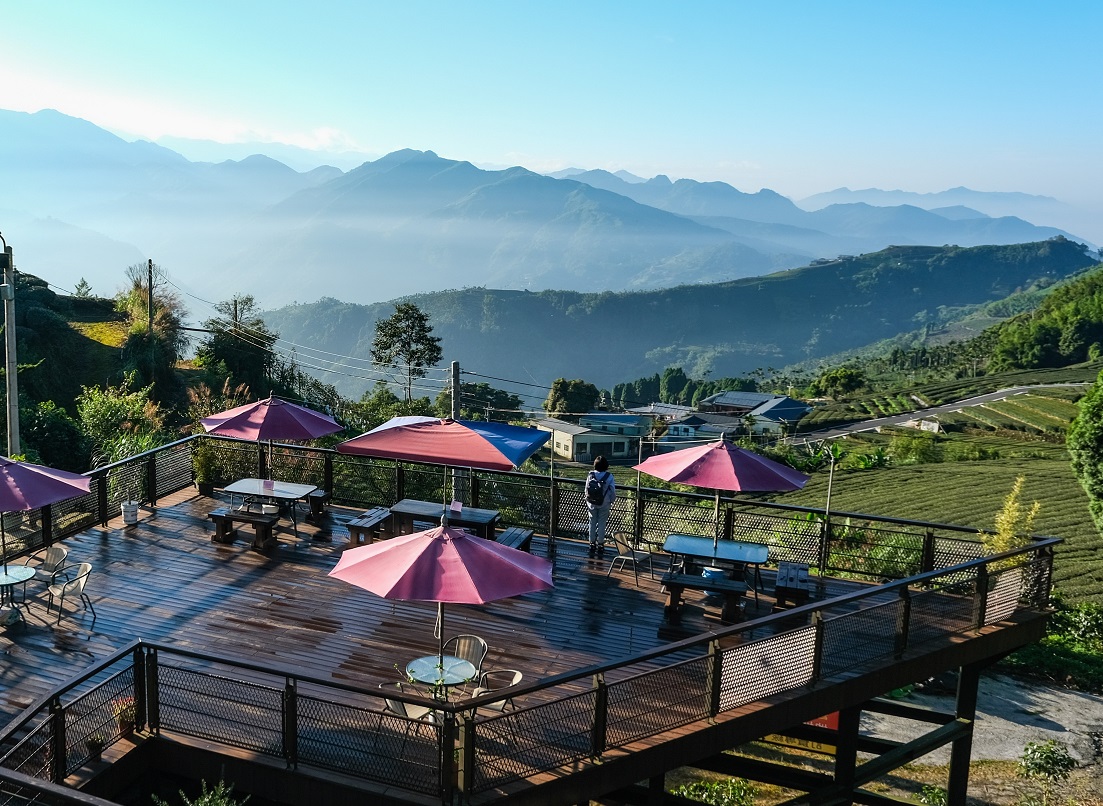 「頂尖觀光農場」外的觀景平台，是不少客人喜愛的用餐區。