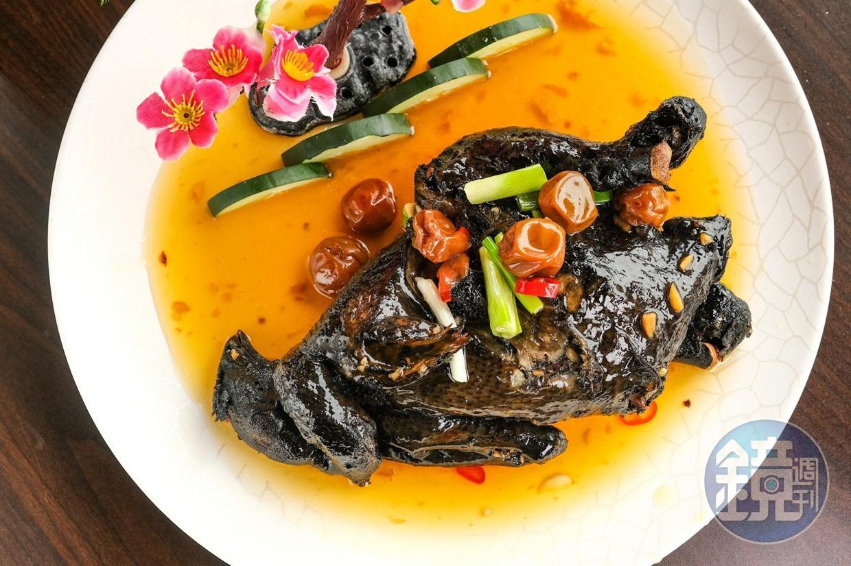 滷到肉質軟嫩、再油炸的「梅子雞」,搭配特製梅醬更為可口。(550元/份)
