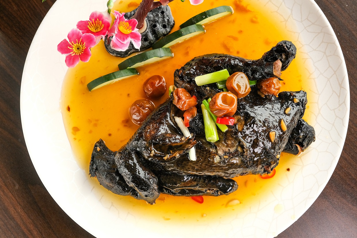 滷到肉質軟嫩、再油炸的「梅子雞」，搭配特製梅醬更為可口。（550元／份）
