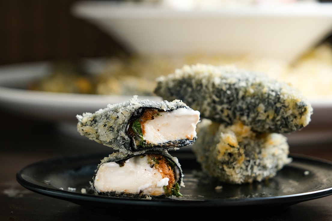 內餡以芳香萬壽菊取代香菜的「響鈴豆腐」，別具風味。（50元／2塊）