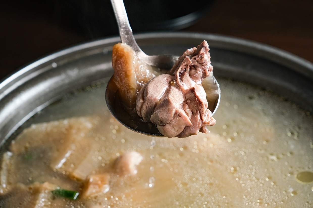 暖胃清甜的「菜脯雞湯」。（450元／份）