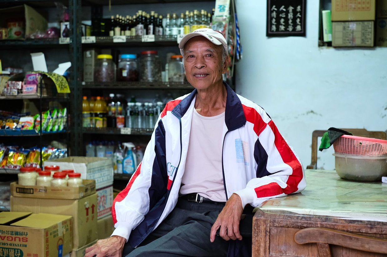 全隆商店老板張金鏞在龍眼村開柑仔店超過一甲子。