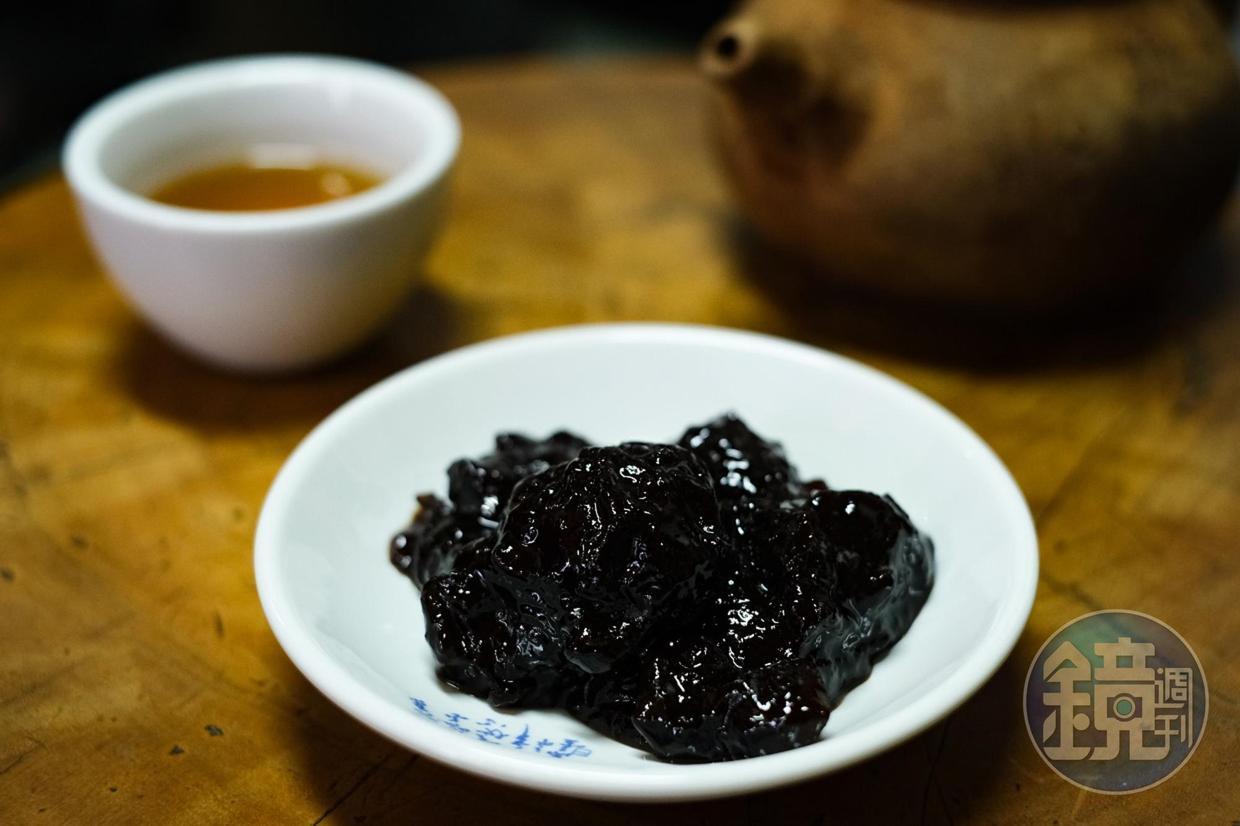 全隆商店獨家秘方製作的「焦糖梅」，滋味似陳皮梅。