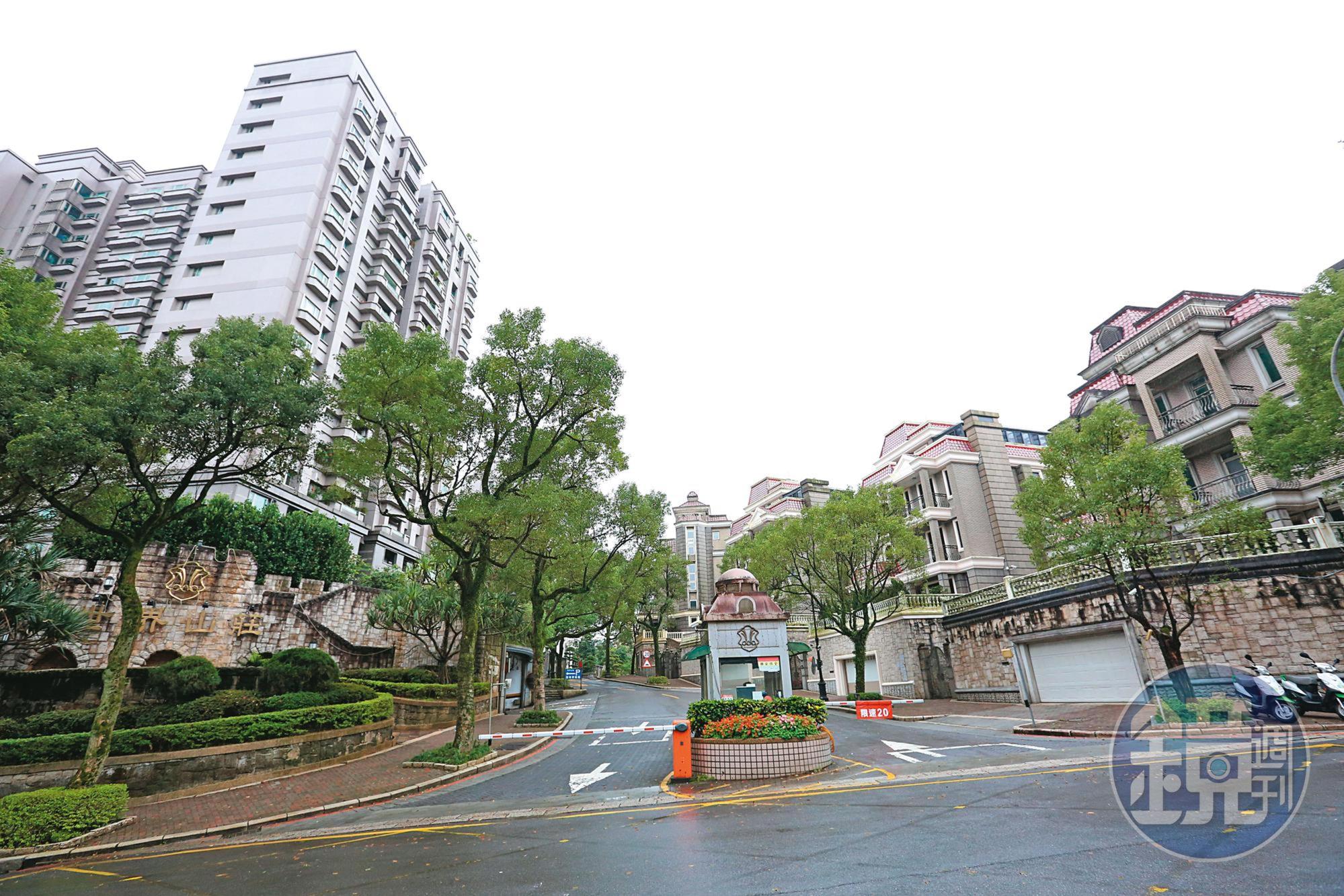 游迺文(右)常帶妻子(左)出遊、吃大餐、開遊艇趴,且有來源不明的900萬元存款。(翻攝游迺文臉書)
