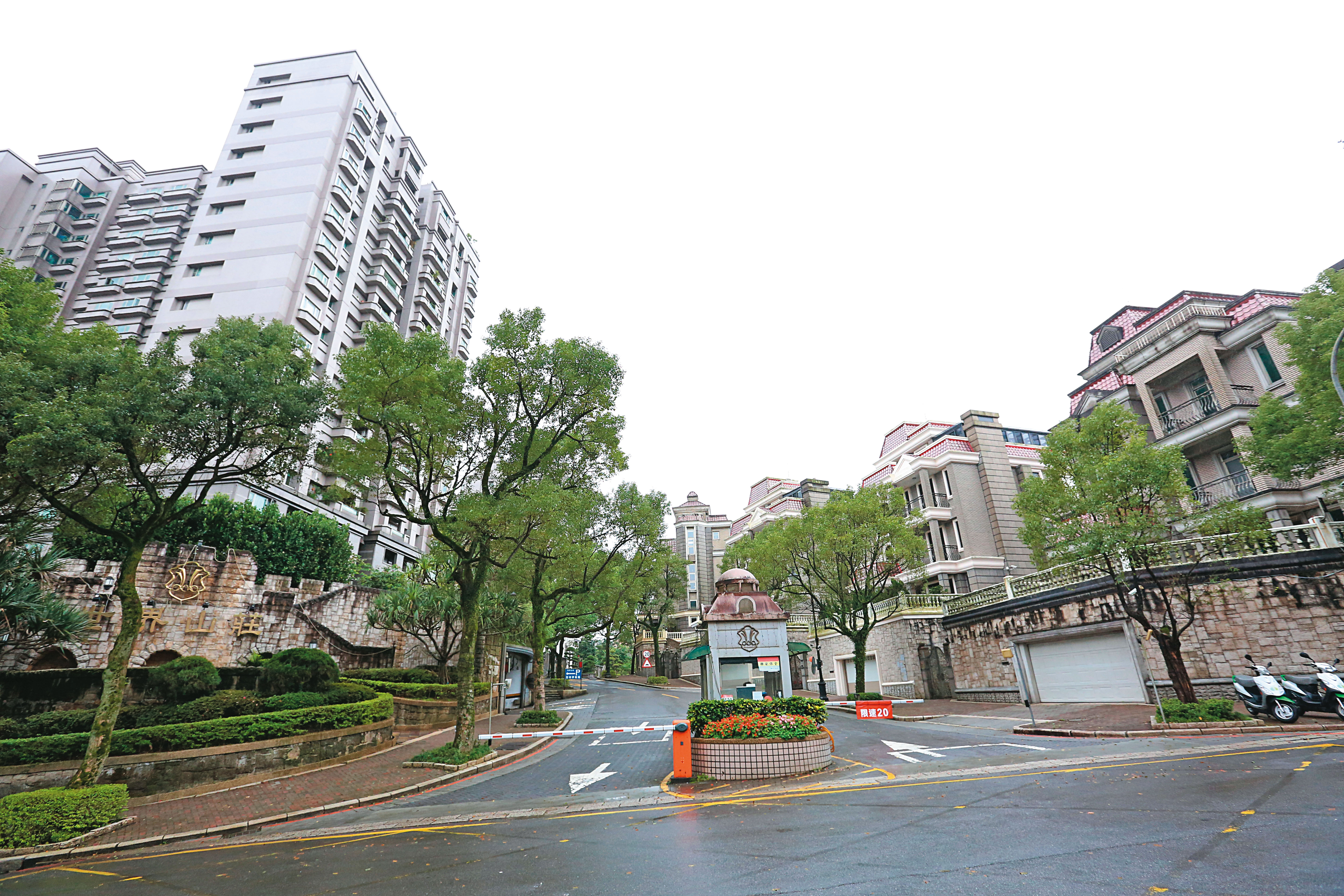 游迺文(右)常帶妻子(左)出遊、吃大餐、開遊艇趴,且有來源不明的900萬元存款。(翻攝游迺文臉書)