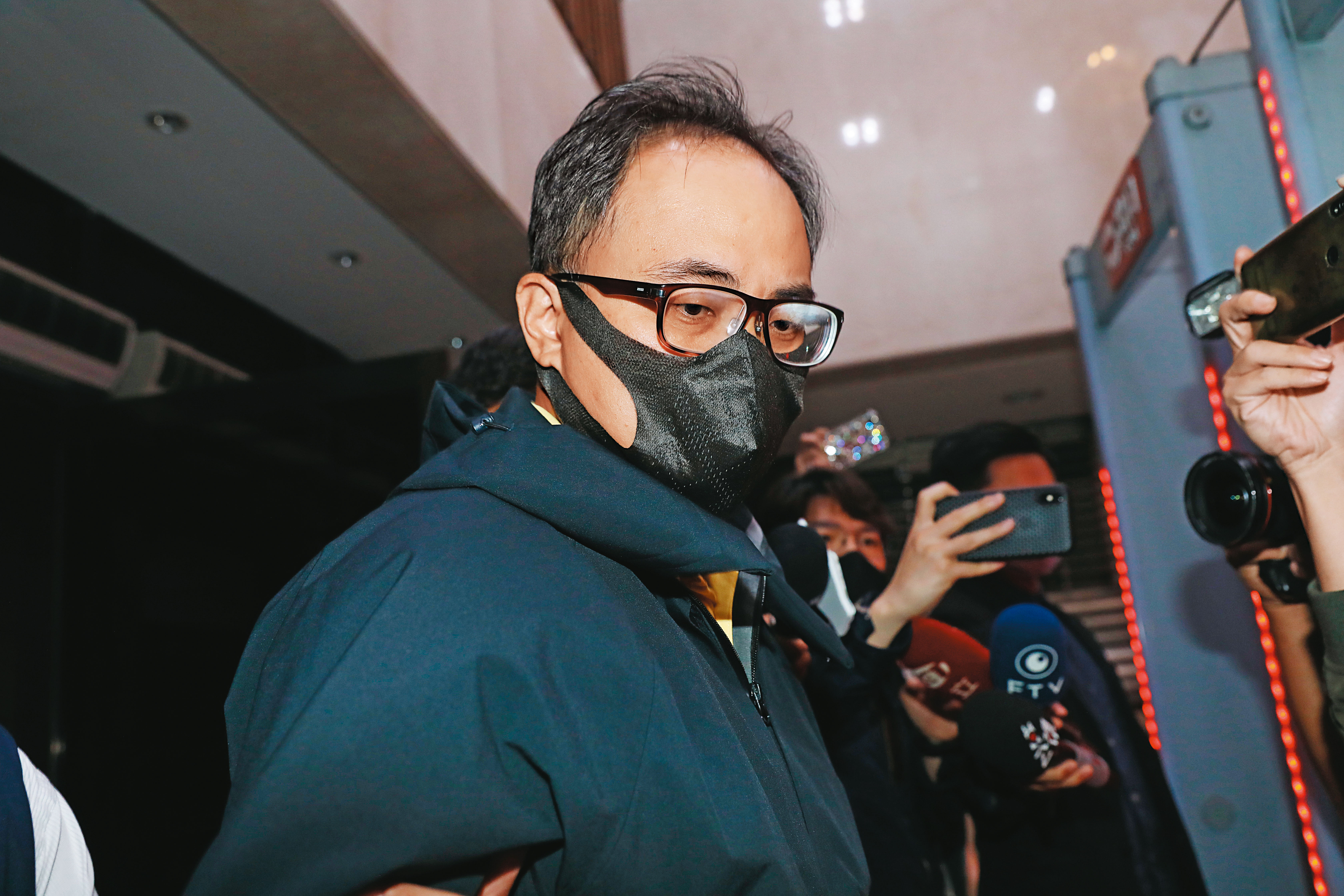 寶佳投資主管邱裕元（圖）和前勞動部勞金局組長的大學同學游迺文，密謀炒作遠百，遭收押禁見。