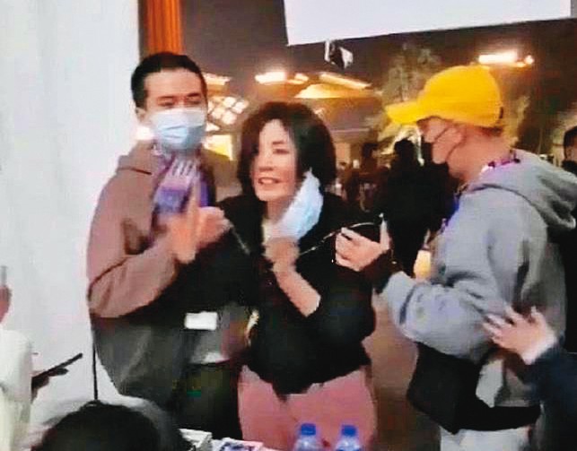 王菲(中)去北京草莓音樂節,不小心弄丟手機,Ryan(左)陪她到失物招領處,領回手機。(翻攝自新浪微博)