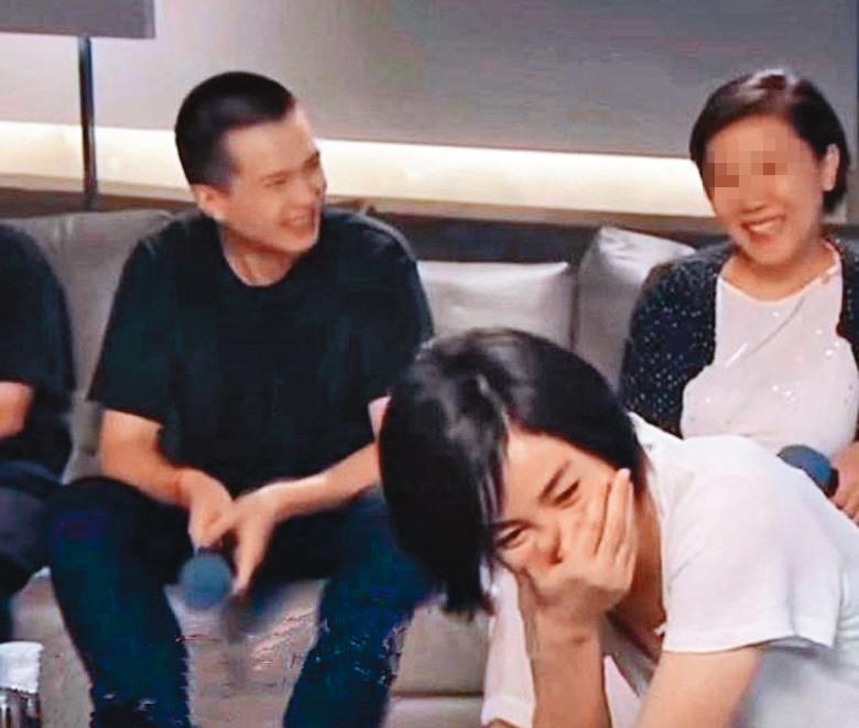 王菲(右)近期露面,身邊出現平頭嫩男Ryan(左),近兩個月內4度被目擊同框。(翻攝自新浪微博)