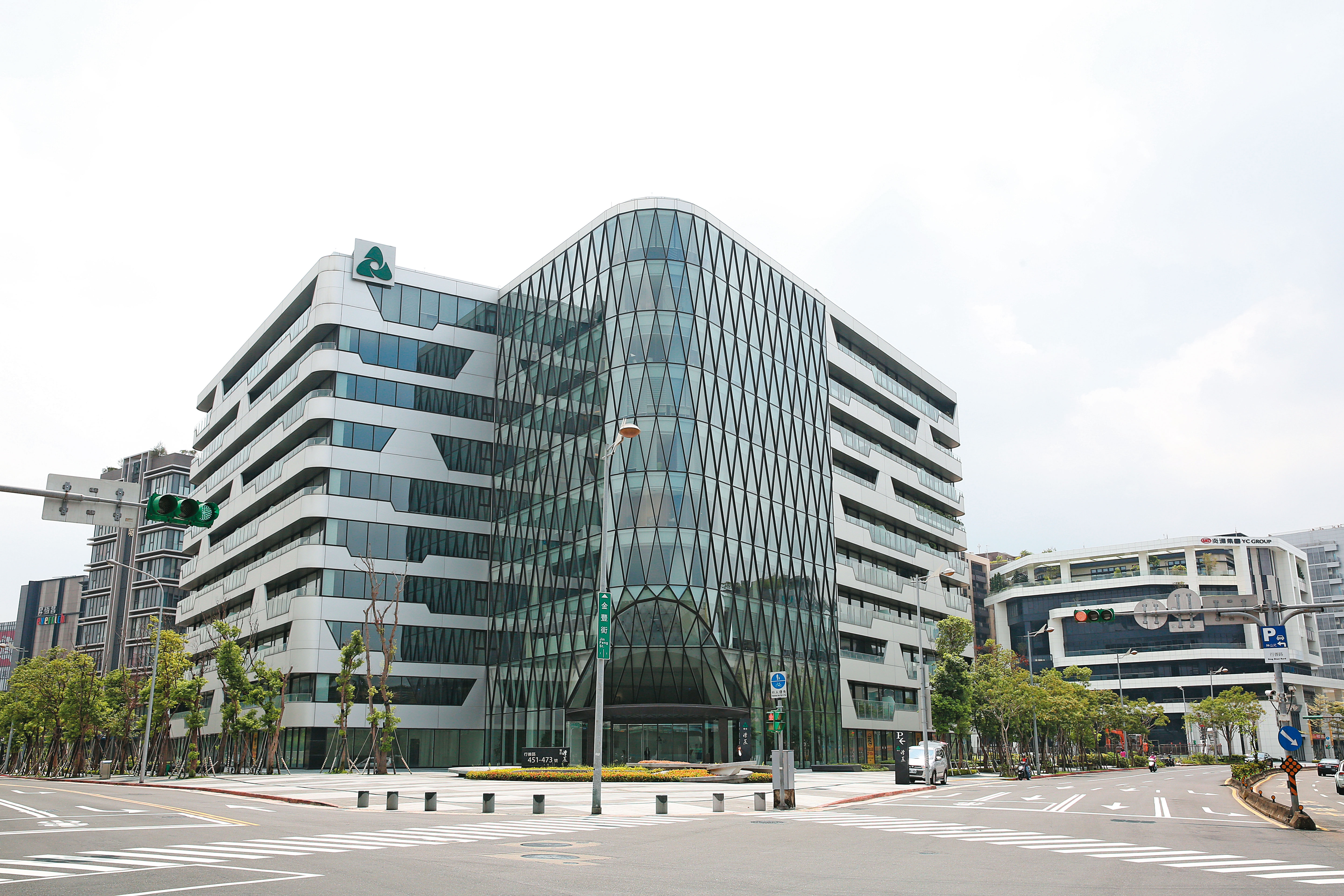 市值千億元的寶佳集團前年進駐內湖科學園區，嶄新的辦公大樓相當氣派。