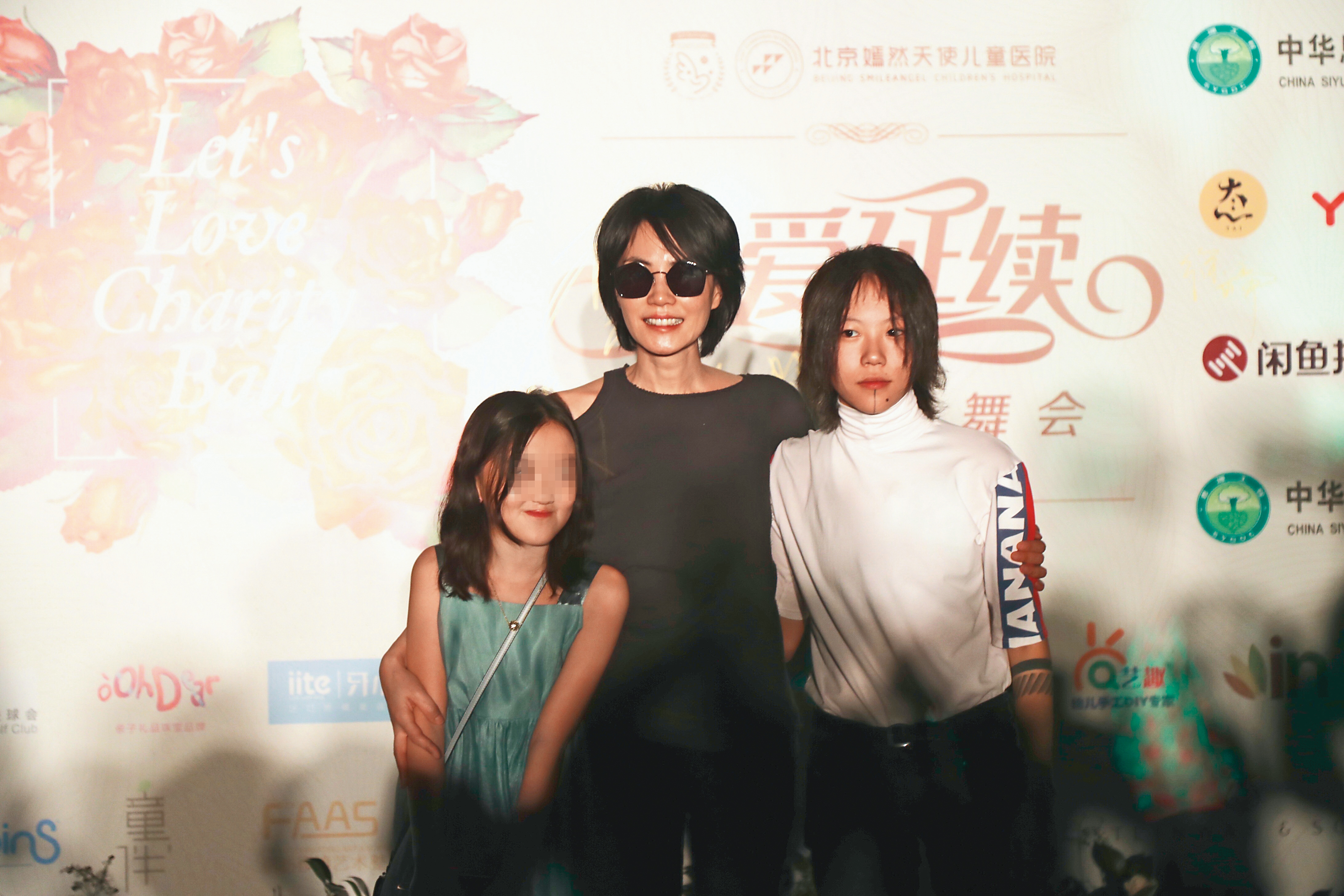 王菲（中）的女兒竇靖童（右）與李嫣（左）都長大了，目前的她恣意地享受人生。（東方IC）