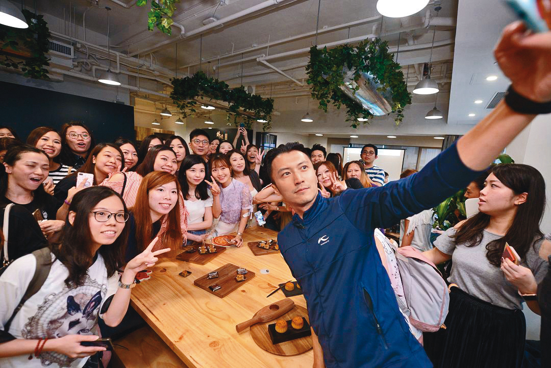 謝霆鋒（左）40歲生日時，由《中國好聲音》導師李健、李宇春及李榮浩（右）等人為他慶生，獨缺王菲身影。（東方IC）