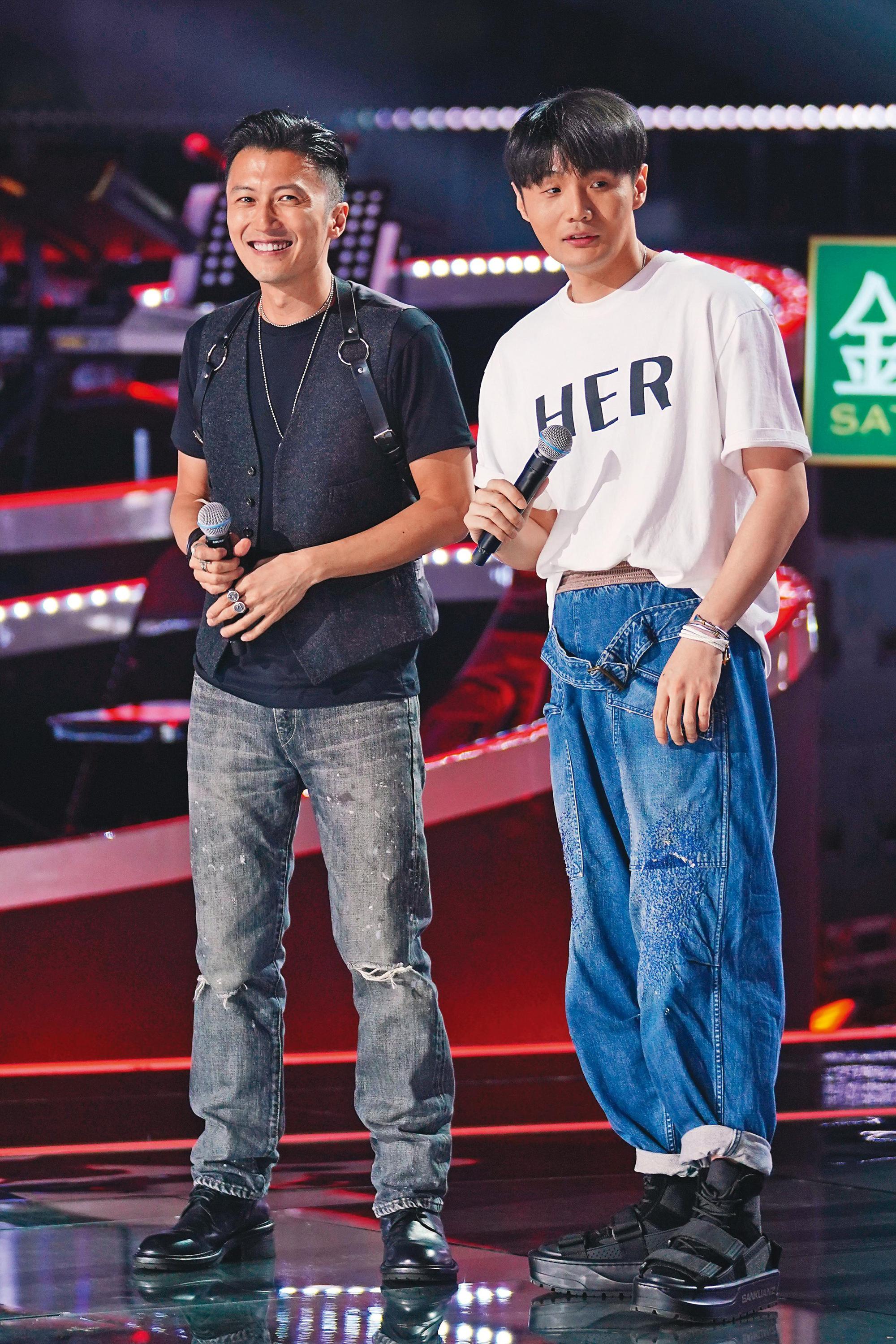 謝霆鋒(左)40歲生日時,由《中國好聲音》導師李健、李宇春及李榮浩(右)等人為他慶生,獨缺王菲身影。(東方IC)
