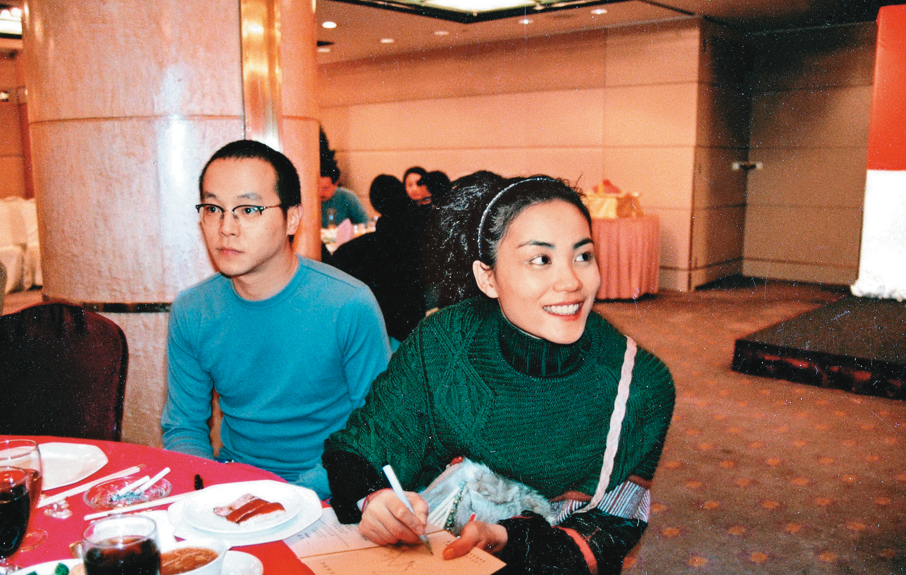 王菲（右）對於前夫竇唯（左）用情至深，當時他接受媒體專訪，王菲乖乖坐一旁陪伴，像個小女人。（東方IC）