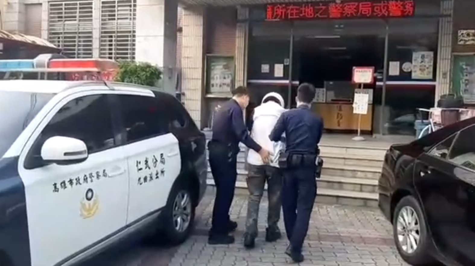 張姓嫌犯涉性騷擾女大生，被警方帶回偵訊。（翻攝畫面）