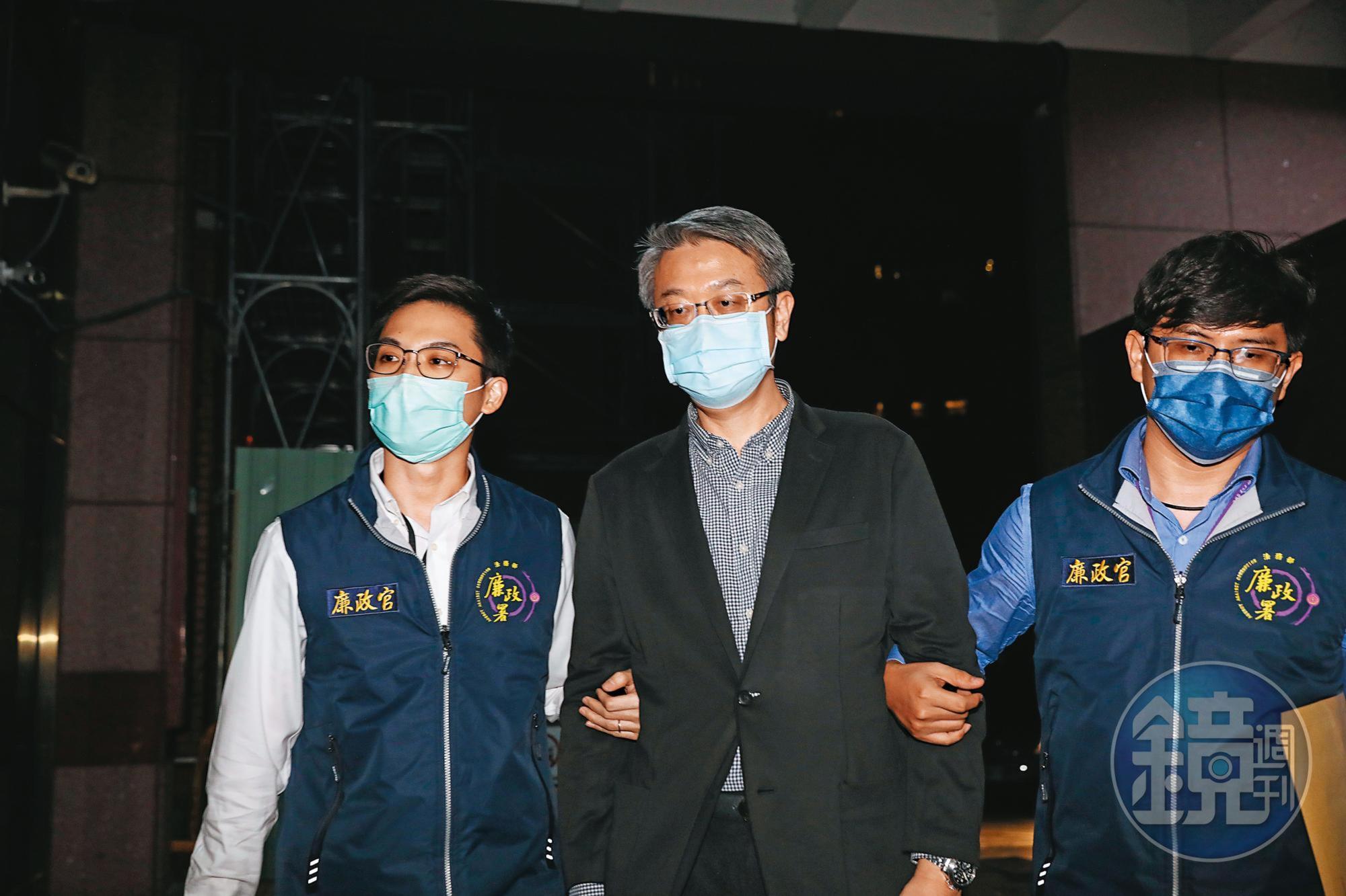 復華投信投資長邱明強（中）涉及勞動基金炒作遠百弊案，訊後遭收押禁見。