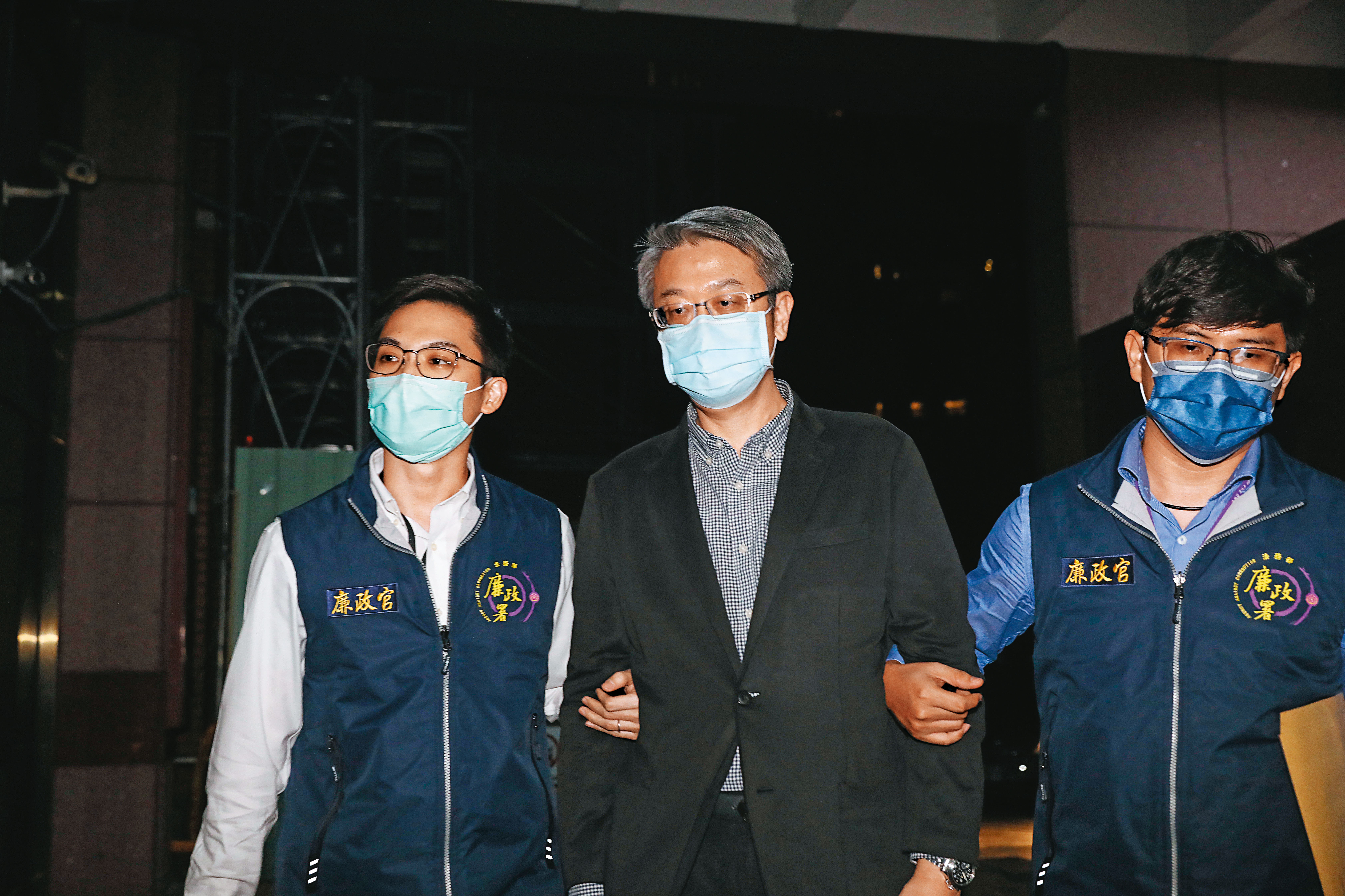 復華投信投資長邱明強（中）涉及勞動基金炒作遠百弊案，訊後遭收押禁見。