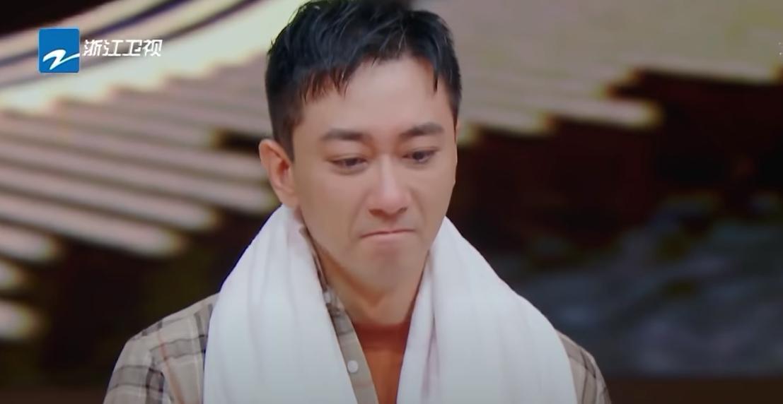 王自健隱忍的淚水,最後忍不住潰堤。(翻攝自中國浙江衛視官方頻道YouTube頻道)