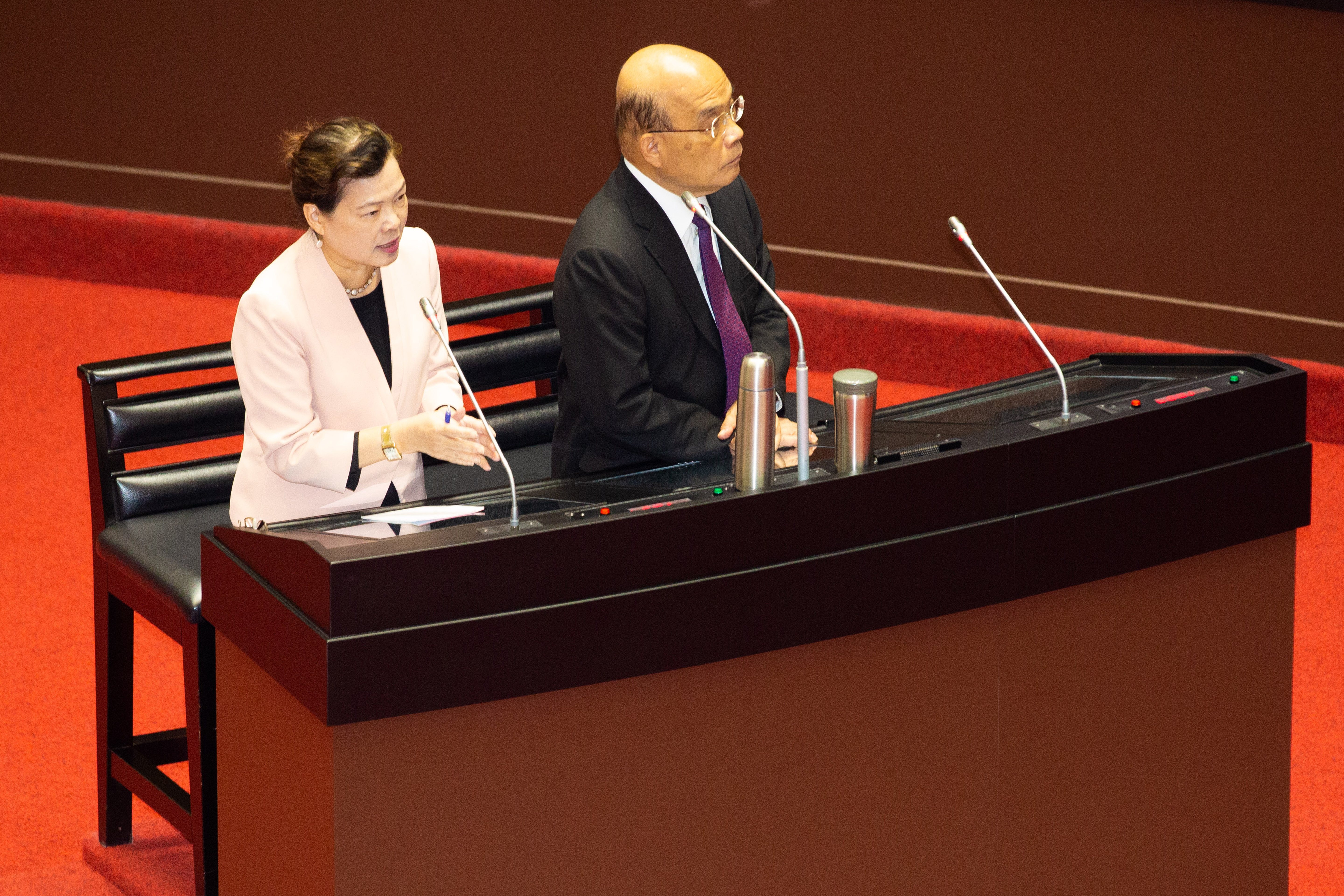 王美花（左）今隨行政院長蘇貞昌（右）赴立法院接受總質詢。（本刊資料照）