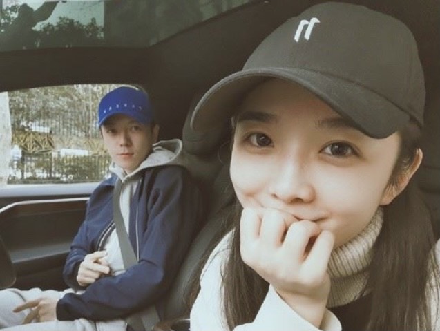 王櫟鑫與老婆吳雅婷結婚後，常在微博放閃。（翻攝自王櫟鑫微博）