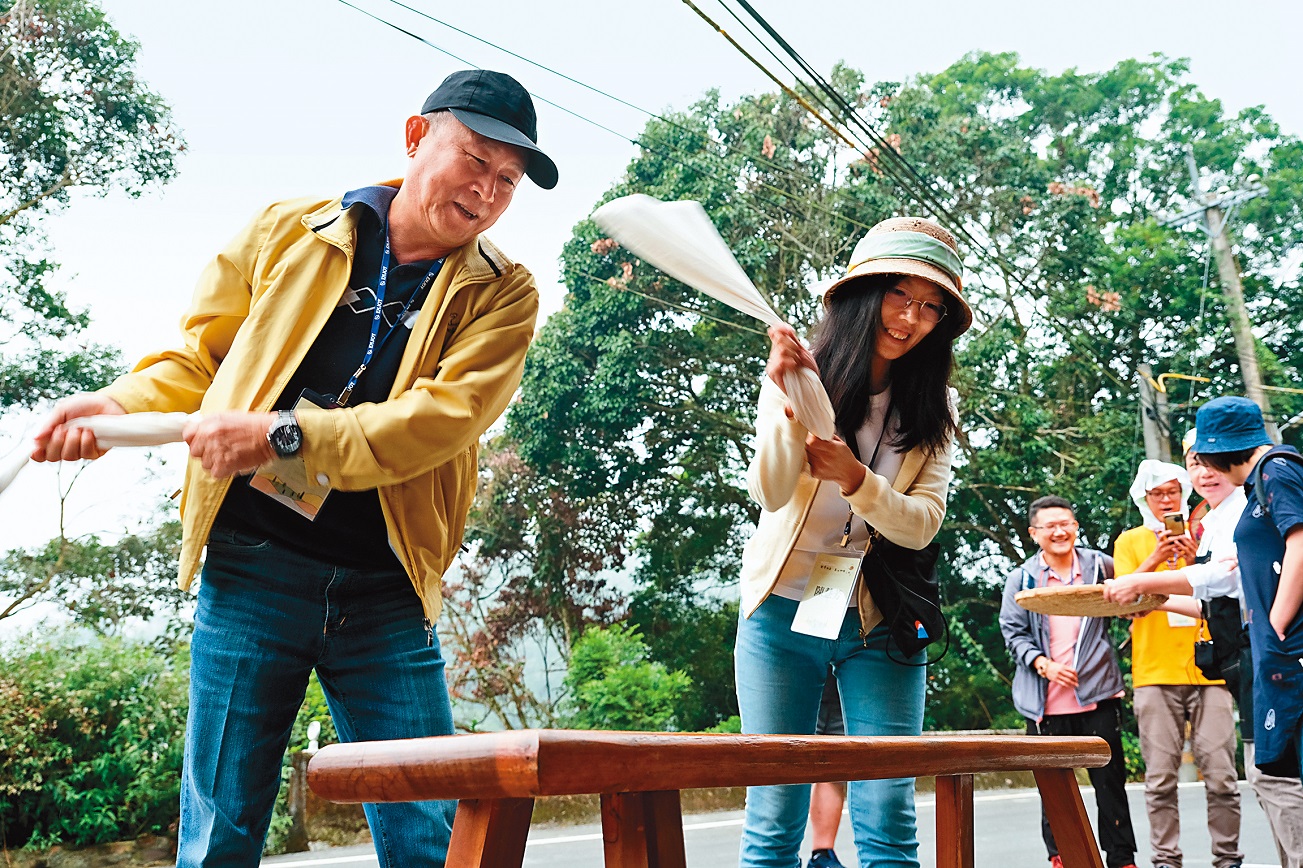 遊客開心甩豆，將袋中生豆進行脫殼。