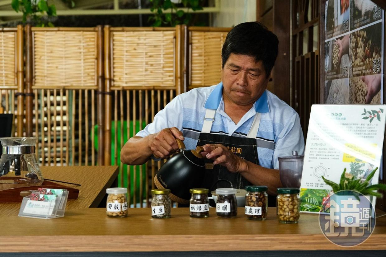 「井頂咖啡茗茶莊園」老闆專注地為客人手沖咖啡。