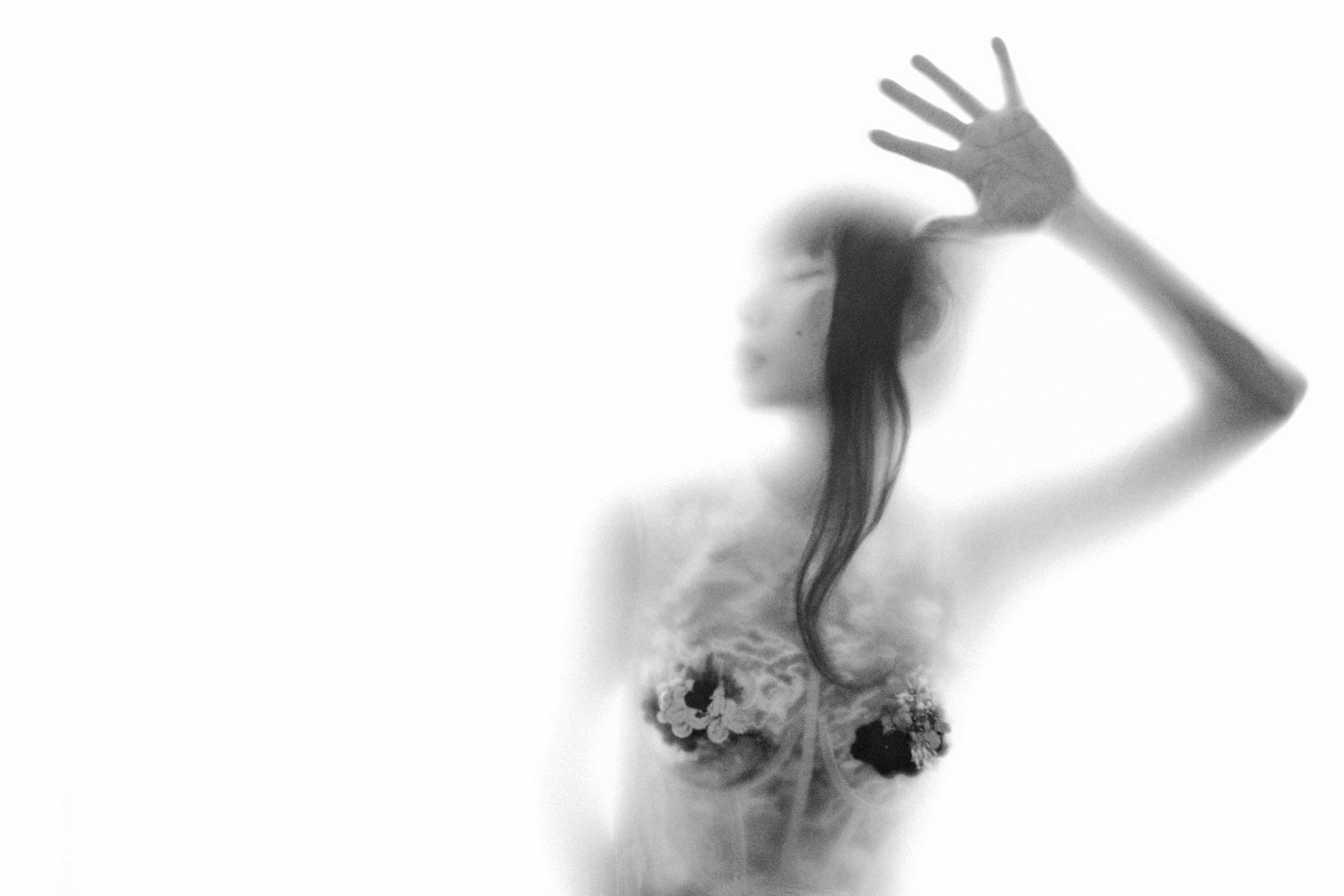 白靈所言所行在世人眼中覺得驚世駭俗，那變成別人對她的第一印象，其他部分就模糊了。