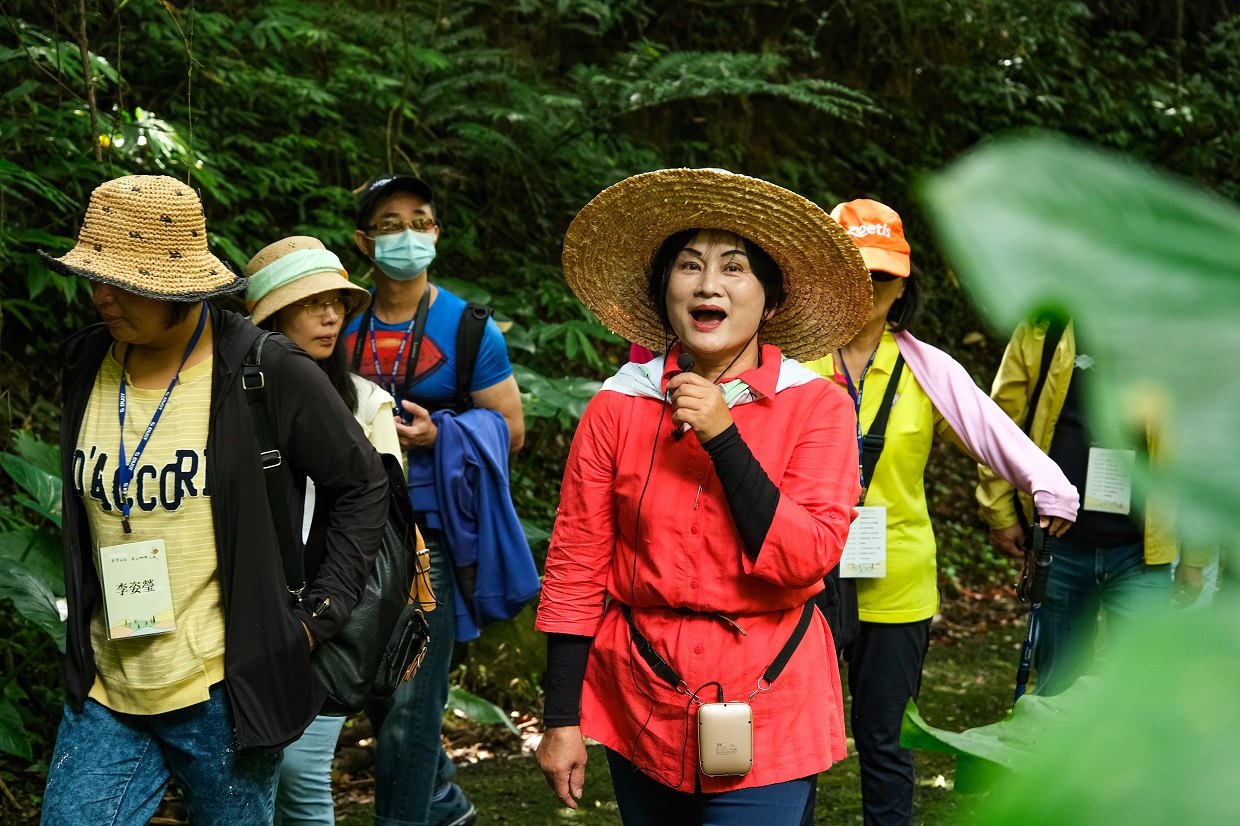 「最高分咖啡莊園」女主人林照隨為團體客人解說園內生態。