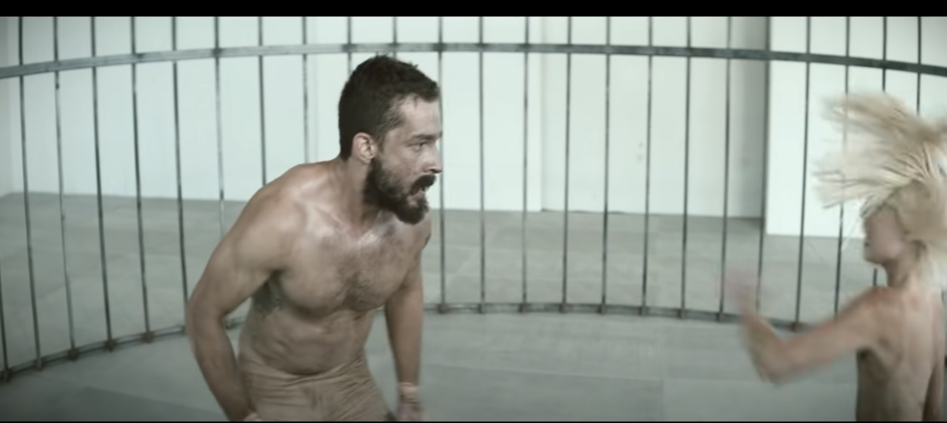 西亞李畢福（左）演出歌手希雅的〈Elastic Heart〉MV，與代表童年希雅的舞者麥迪齊格勒（右），以現代舞影射人際關係的衝突與傷害。（翻攝自Sia官方YouTube）