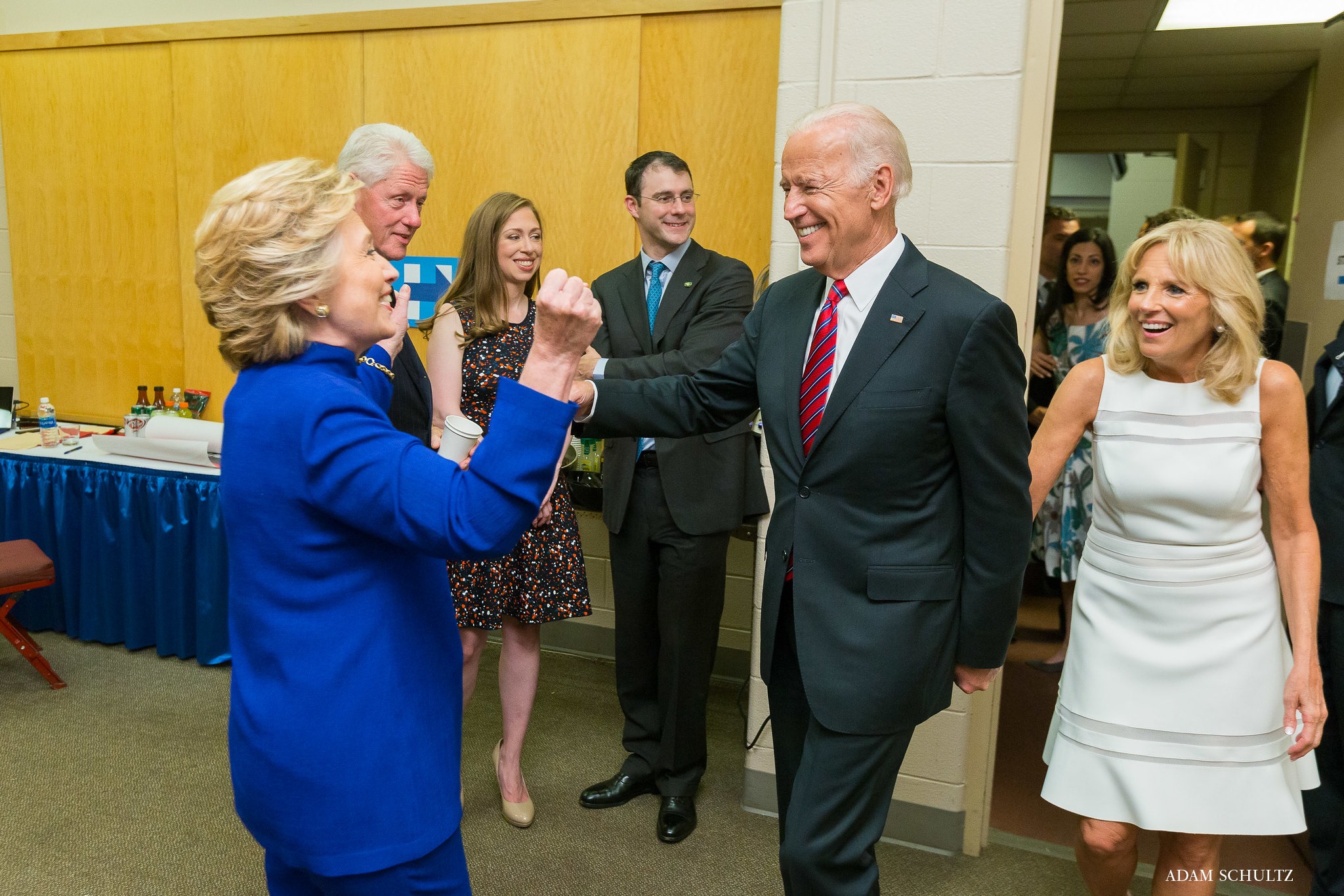 希拉蕊（左）擔任「選舉人」將票投拜登（右2），不忘喊話「應廢此制度」。（翻攝自希拉蕊臉書）