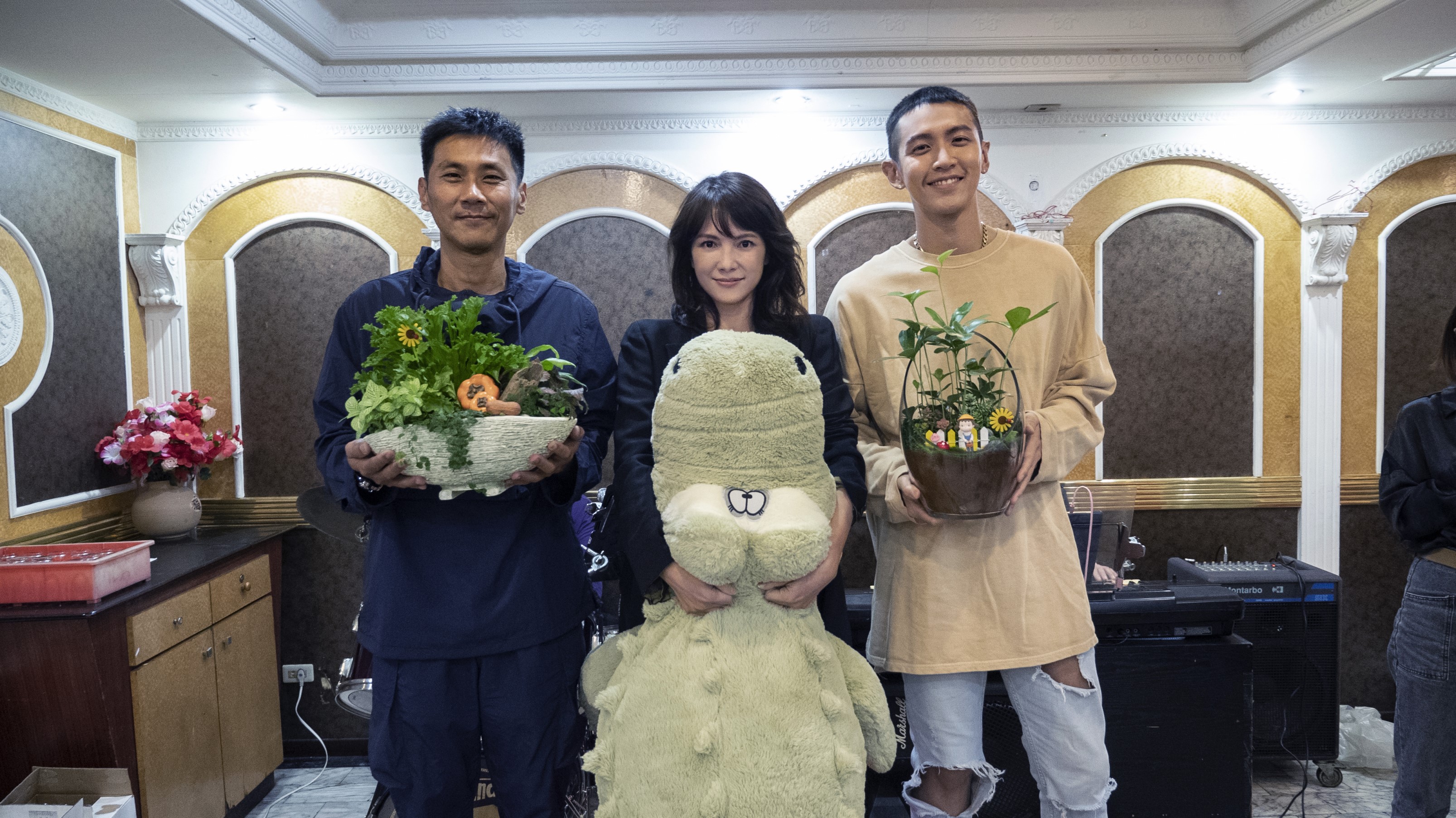 李心潔早前來台拍攝新片《鱷魚》，殺青宴上她送給導演陳大樸（左）及柯震東（右）盆景禮物，叮囑他們要好好照顧。（滿滿額提供）