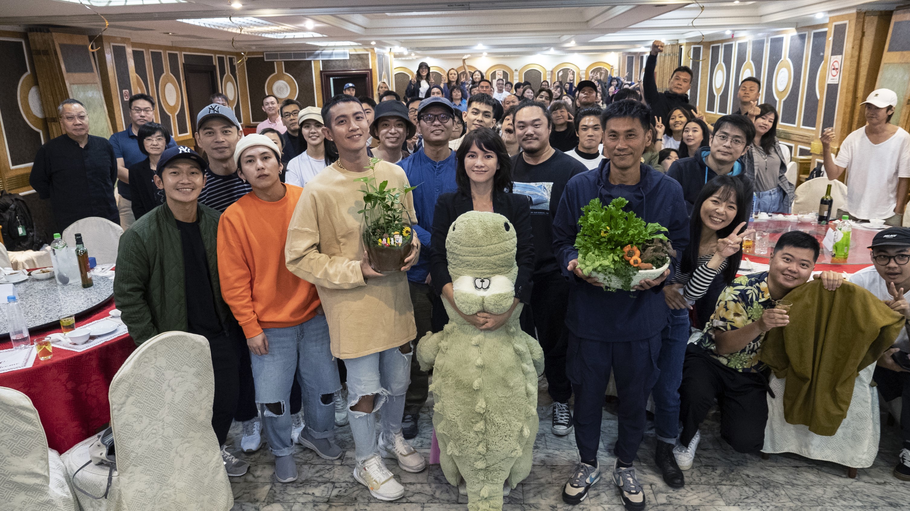 描寫小人物力爭上游卻在麵包與愛情的十字路口徬徨掙扎的《鱷魚》日前殺青,除了柯震東、李心潔外,阿Ken、蔡昌憲、巫建和也有演出。(滿滿額提供)