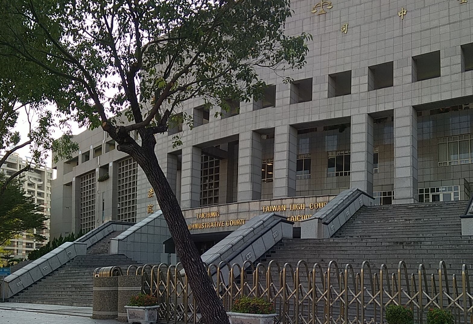 台中高分院法官引經據典，認為「哭爸」一詞在現今社會已無詛咒他人死老爸，貶損其名譽之意涵，改判無罪。（本刊資料照）