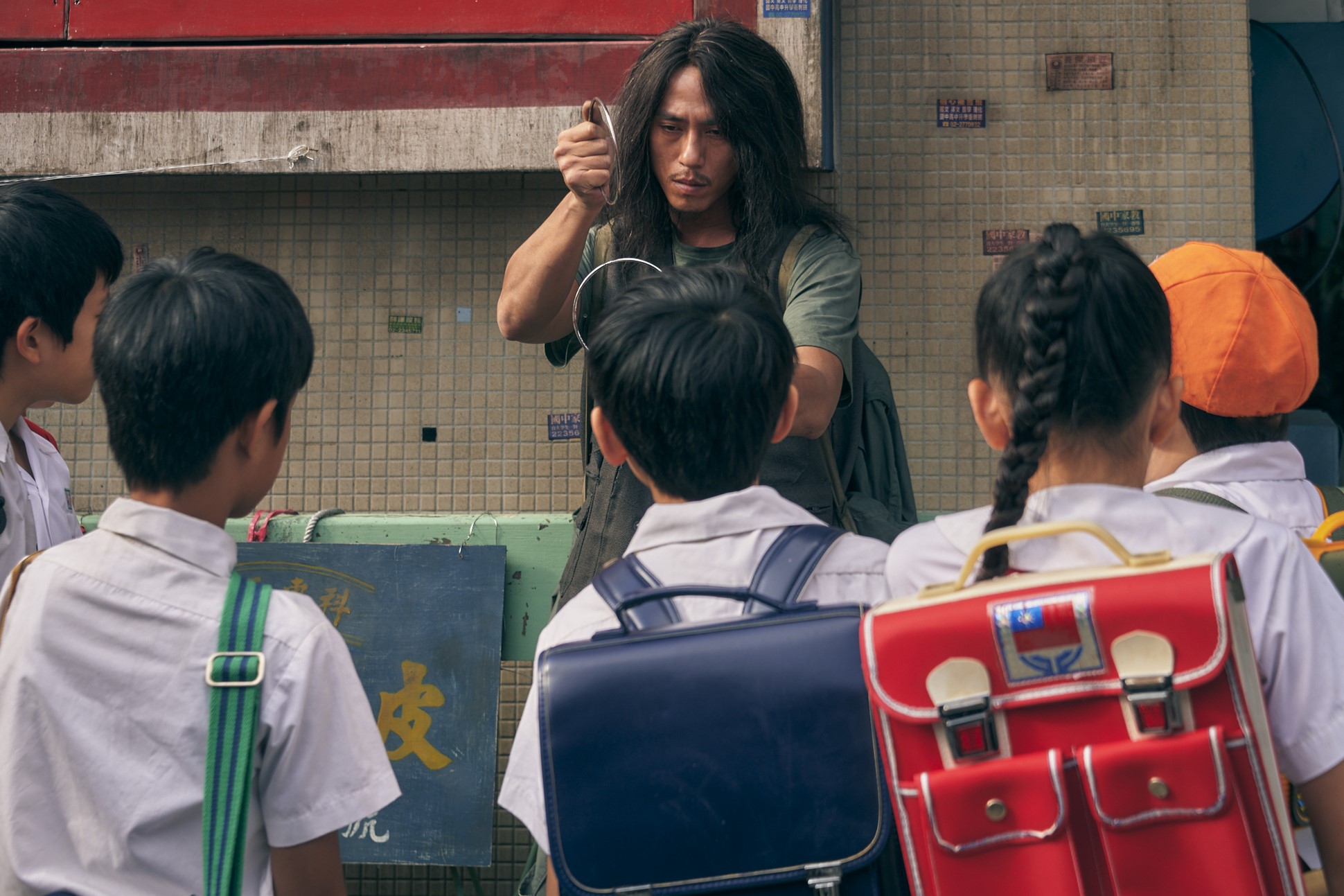 莊凱勛為戲扮醜抹黑指甲 變「魔術」。（公視提供）