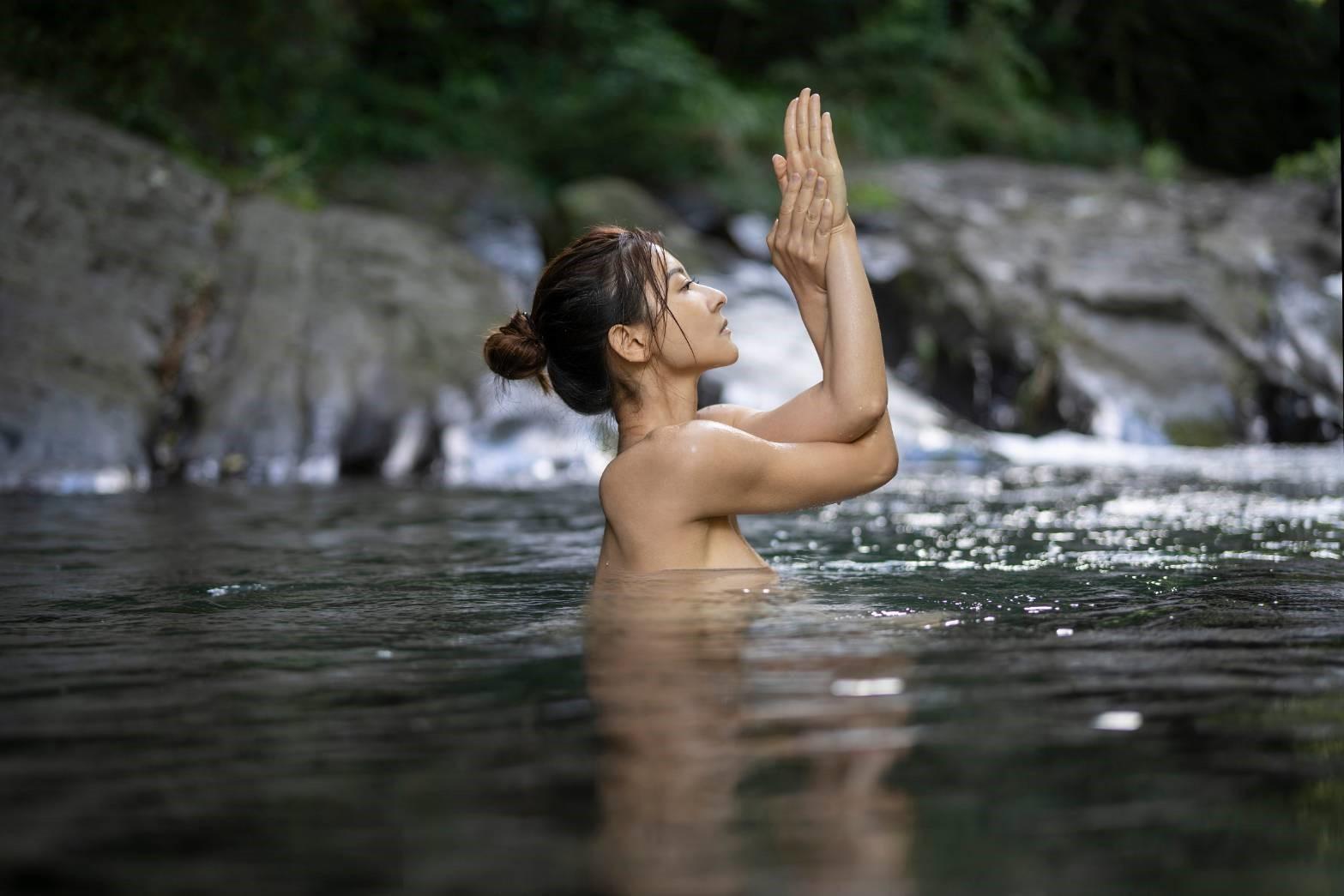 Miya野外拍寫真爬山涉水，還險被溪水沖走成幽靈。（有魚娛樂提供）