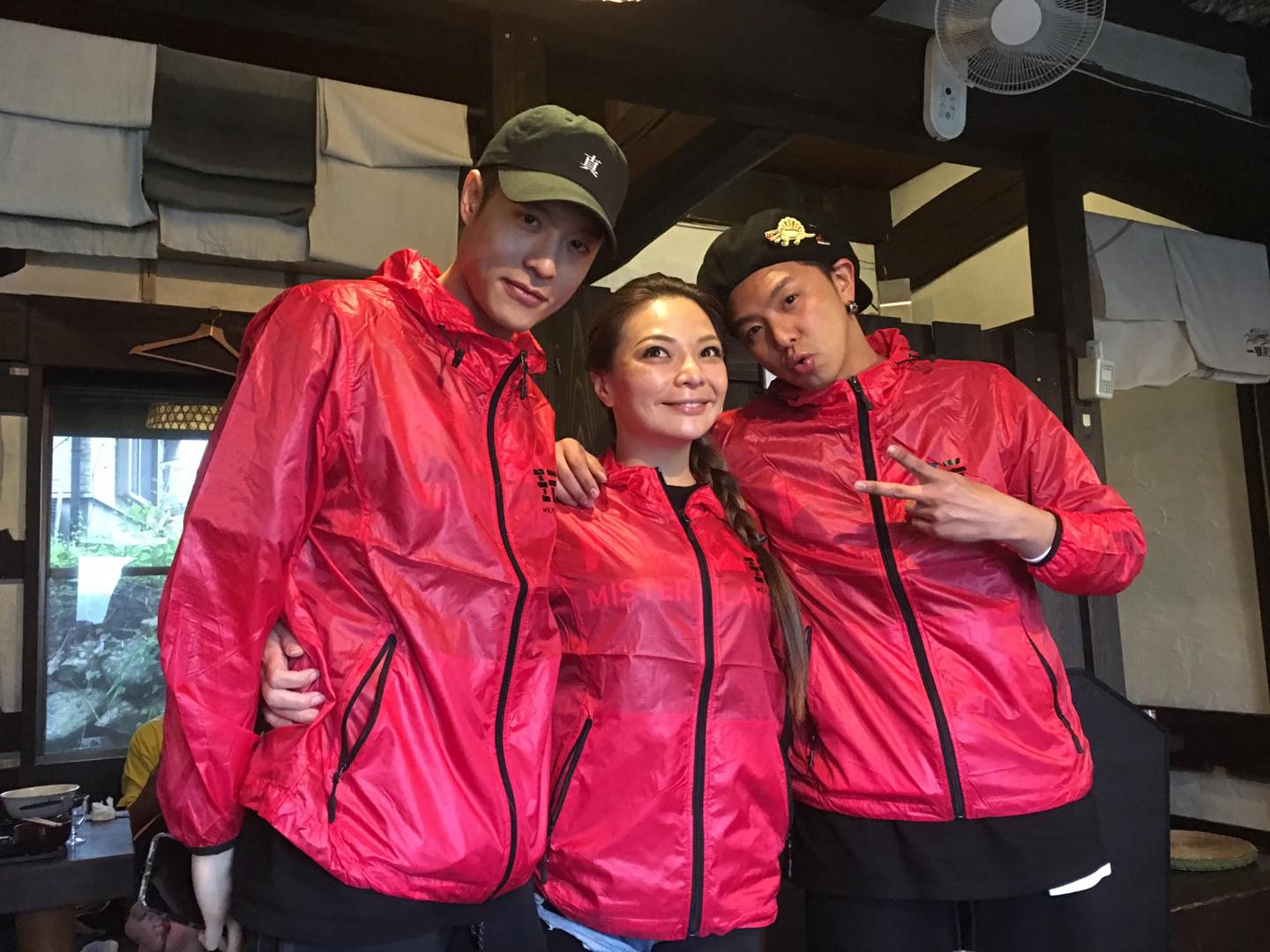 小甜甜(中)和已故藝人好友小鬼(右)有好交情。(翻攝自小甜甜 張可昀臉書)