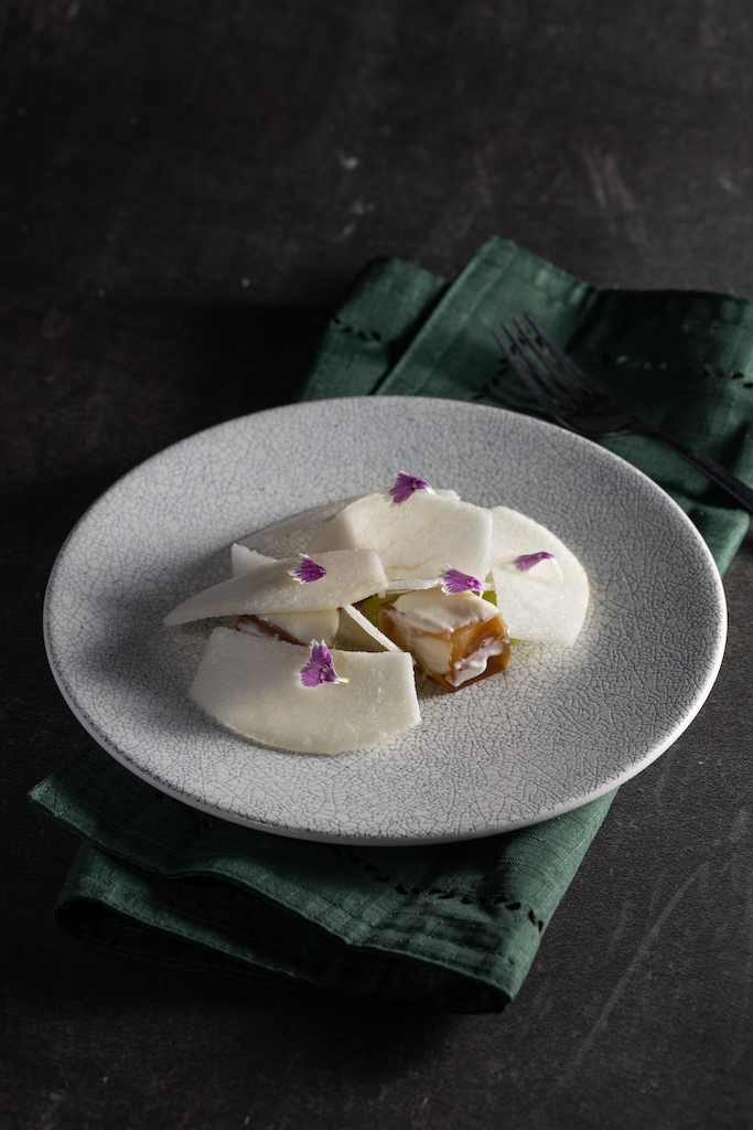 甜點「梨山水梨，梨山紅茶，mascarpone」，展現鮮果、糖漬及果凍等多重水梨風味。（2,380元起套餐菜色）
