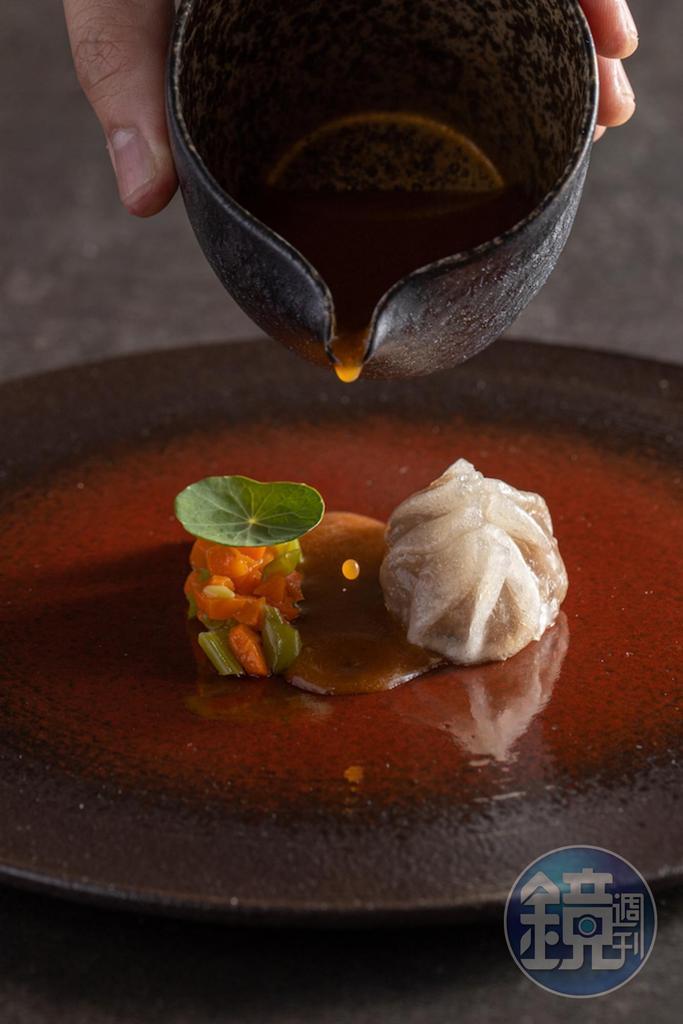 靈感來自水晶餃的「台南水餃，navarin，羊肉」，結合羊肉潤、豬肉甜的雙重口感。（2,380元起套餐菜色）