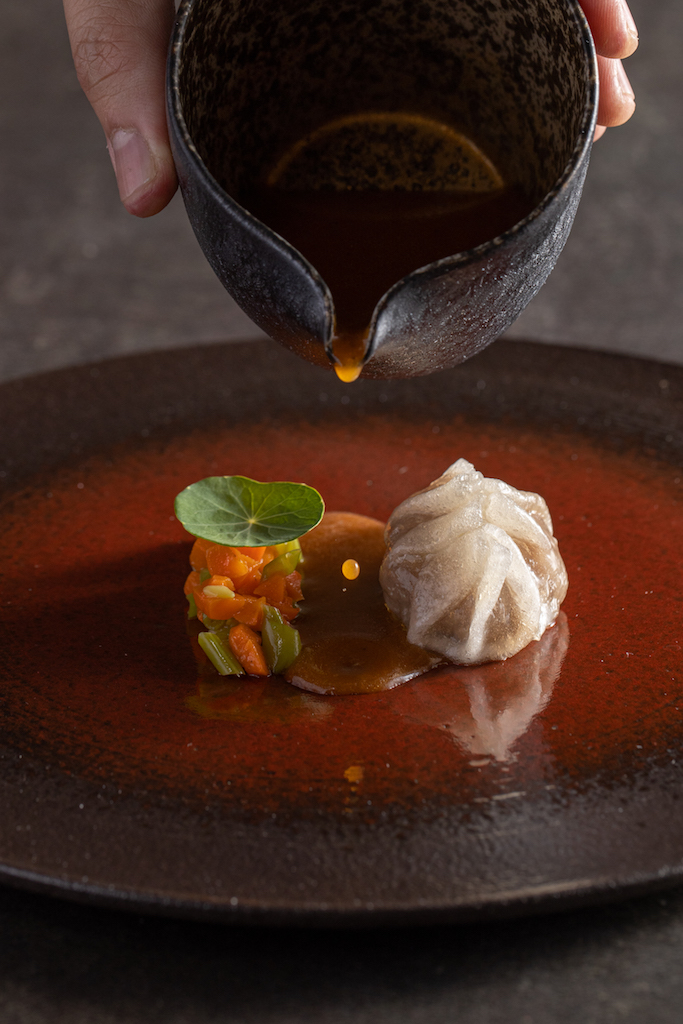 靈感來自水晶餃的「台南水餃，navarin，羊肉」，結合羊肉潤、豬肉甜的雙重口感。（2,380元起套餐菜色）