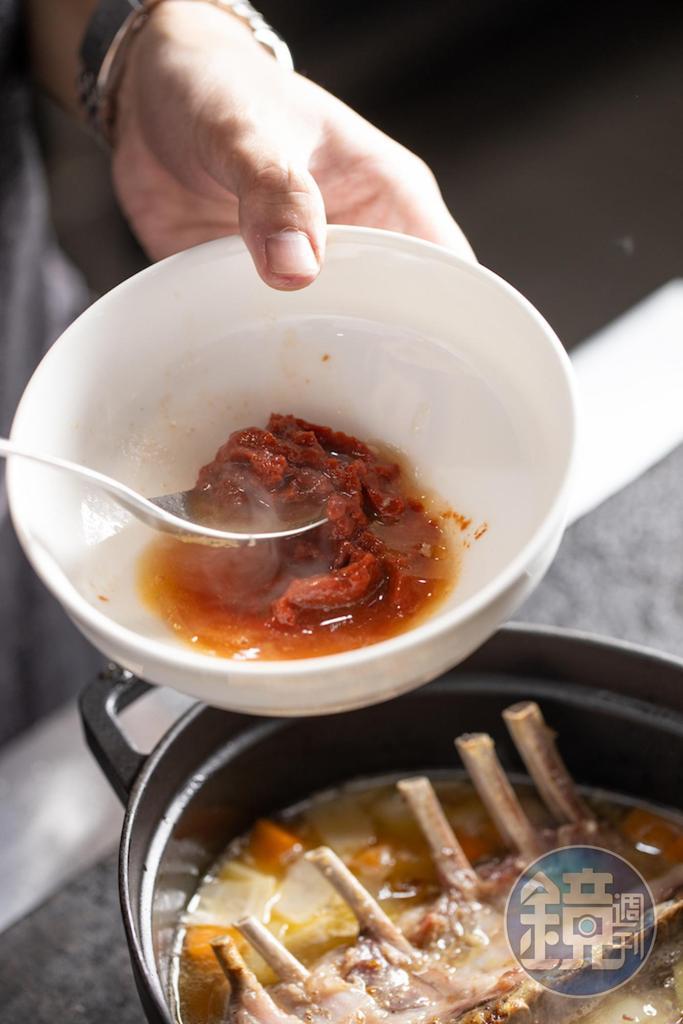 Step4：加入蕃茄泥，燉煮1小時。
